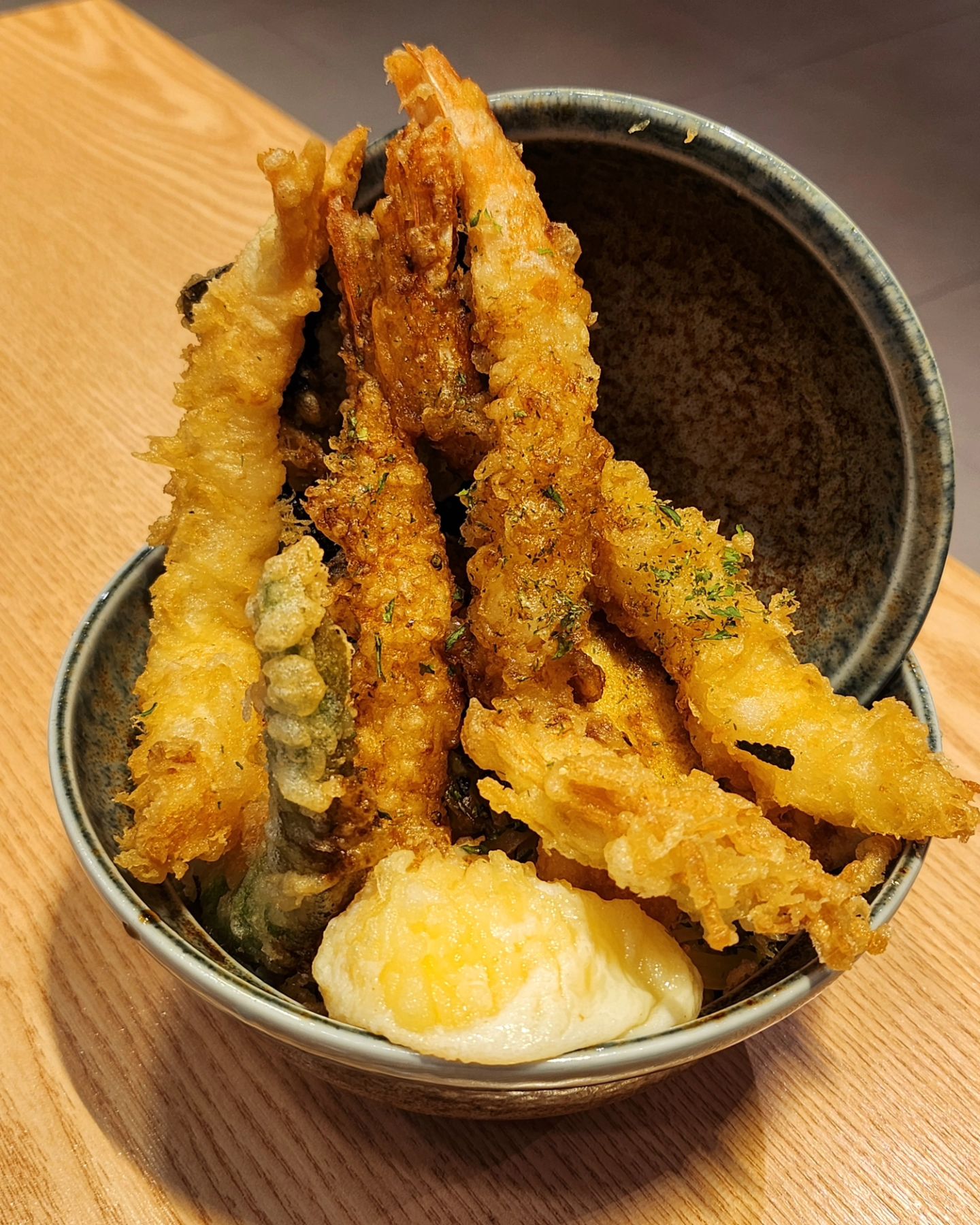 .

덴푸라코에루 에비텐동 16,000원 
내돈내먹 😋

튀김이 얇고 바삭하고 맛있다
또 먹으러 가야지..!!!!!!!

#롯데백화점 #롯데백화점에비텐동 #에비텐동 #덴푸라코에루