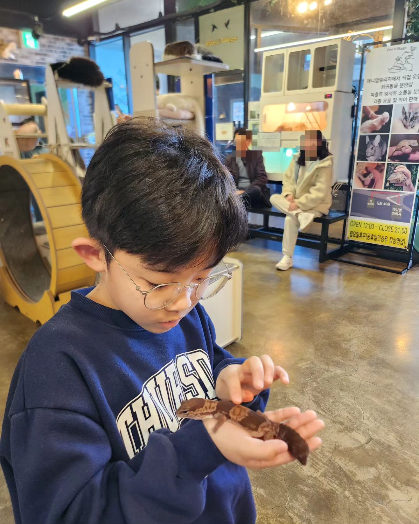 오늘  청주로 출동!
너무 잘 놀았지❤️
파충류, 동물 하나하나  다 설명해주고  만져볼 수 있어서 
너무 좋았다.
오늘 함께한  20년지기 친구들과💕💕

#초딩방학
#청주로출동 
#애니멀빌리지
#청주수암골 
#청주가볼만한곳