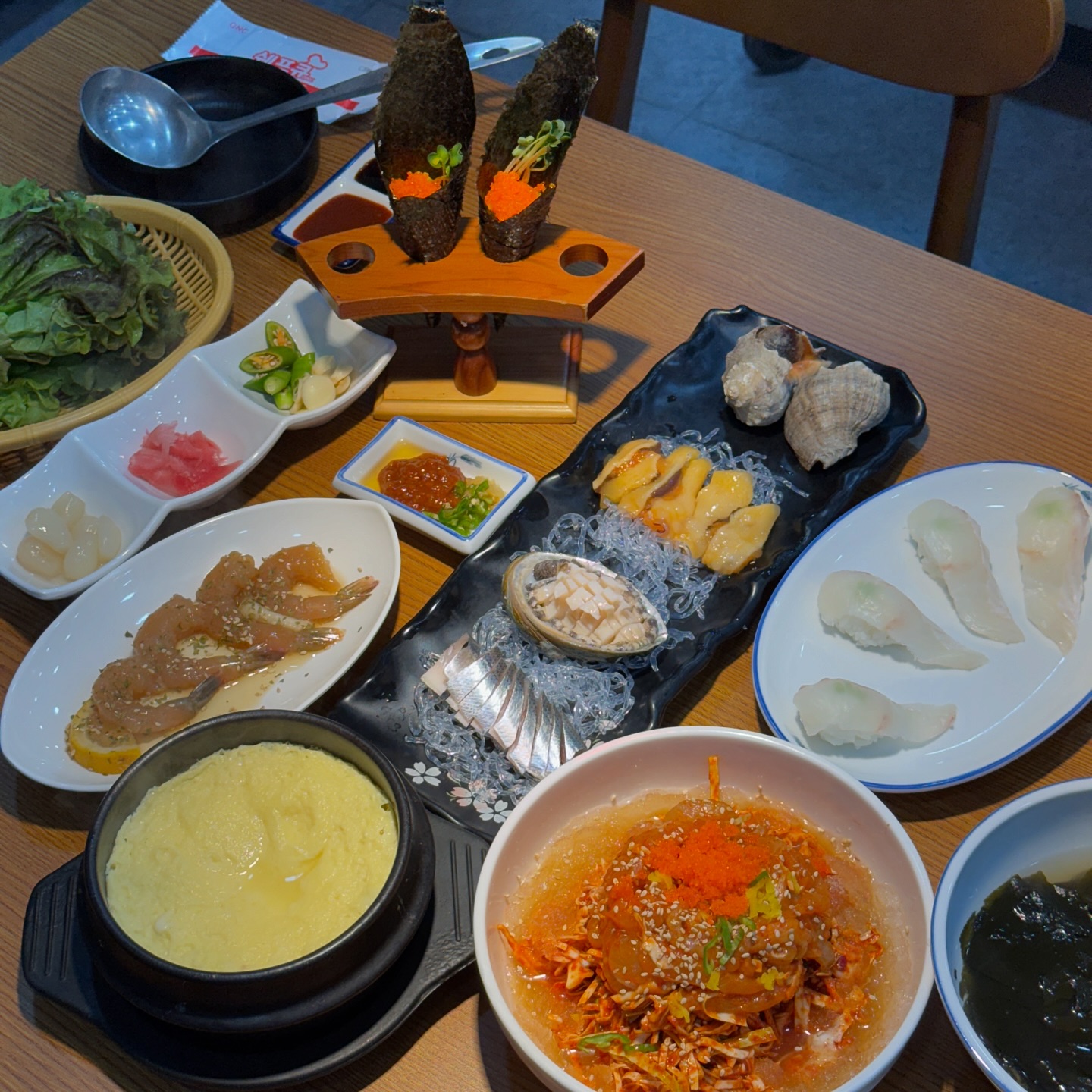 < 만석 >

오늘의 푸드백 💁🏻‍♀
안산 부곡동에 위치한 “ 만석 ”를 소개해 드리려 합니다 : )

🐟 만석 회 코스

큰고기를 사용해서 제철에 맞춰 나오는 푸짐한 스끼다시와 물회 전문집답게 물회가 기본 스끼다시로 나오는 회코스는 여기밖에 없을겁니다!

기본 스끼다시에 전어, 전복, 해삼, 소라 회가 나오고 푸짐하고 시원한 물회까지 나와서 이미 스끼다시로 배가 부른 상태였는데
양이 한가득 담긴 회가 나오는데 식감이 똘깃하고 부드러운 회들이 섞여있어, 먹고싶은 식감을 골라 먹을 수 있어서 좋았습니다 😀

단체손님 방문하기에 좋은 횟집을 찾으신다면 “만석”으로 가보세요~

[이 글은 리뷰노트를 통하여 본 업체에서 제품 또는 서비스를 제공받아 작성된 글 입니다] #협찬 #리뷰노트
═══════════•°• ⚠ •°•═══════════

📍경기 안산시 상록구 태마당로 12-1 1층
⏳10:00-22:00
🅿️ ⭕️
📌 예약, 단체 이용 가능, 주차, 포장, 무선 인터넷 가능

══════════════════════════
#안산맛집 #부곡동맛집 #제일씨씨맛집 #만석 #안산만석