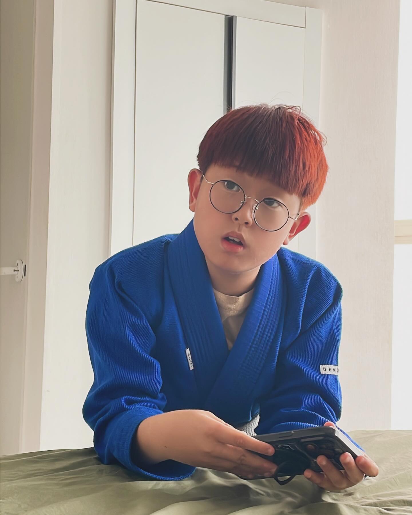 #목요일

초등학교 입학하고 사준 핸드폰을 3개월 됐나..
심하게 망가지면서 그렇게 2년을 그냥 보낸 녀석🥹🥹

매일 7시에 일어나 등교 전 영어공부 10분씩 365일 하면
사주겠노라고 약속했는데 그날이 바로 오늘이랍니다.

연락이 안되니 학교, 학원, 놀이터를 매일 따라 다녀야했고
아이 친구들한테 돌아가며 전화올때 현타 올때도 있었지만
옛날 생각나고 그러더라구요??? (집전화기 시절..)

그래도 아이는 물건의 소중함과 영어하는 습관 
두가지를 얻었답니다 허허허허허

#아이폰15 #프로맥스 #내선물은 #누가주나 
#아 #받았어요 #홧병 #덥다