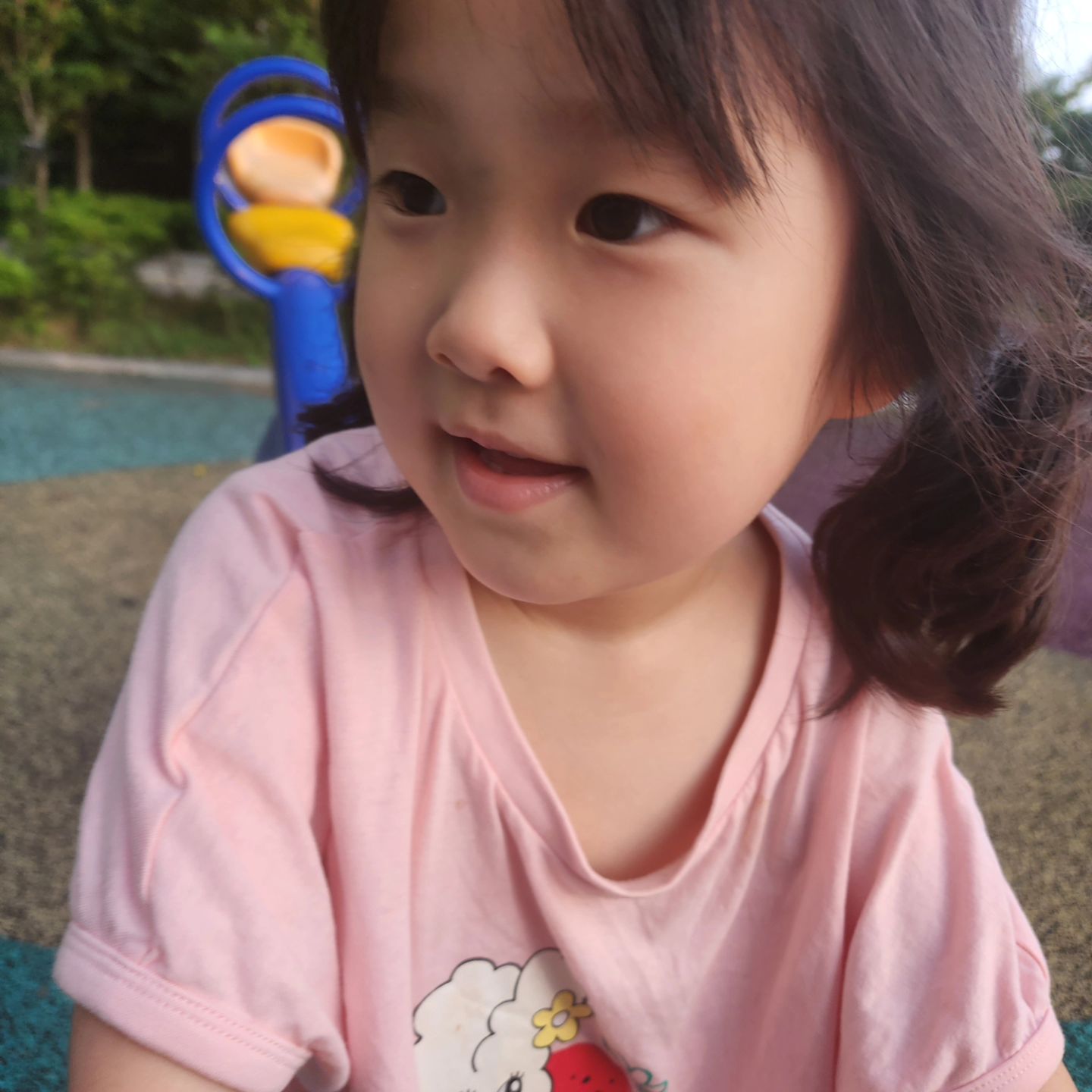 오늘도 신나는 하원후 일상🌞
바쁘기는 하지만 잘 지내고 있어요👋

1일 1놀이터는 가줘야하는데 요즘 비도 오고 더워서
최근에 좀 못갔더니 그새 몸이 근질근질 했나봅니다.

엄마 집에 일찍 오면 좋겠다고 할때면 마음이 쓰이는데 쇼핑 할때면 일하면 좋겠다고 하는 우리 효년이 둥글레🫠
벌써 주말인데 이번주는  또 뭐하고 놀아줘야할지.. 

모두 주말 잘 보내세요