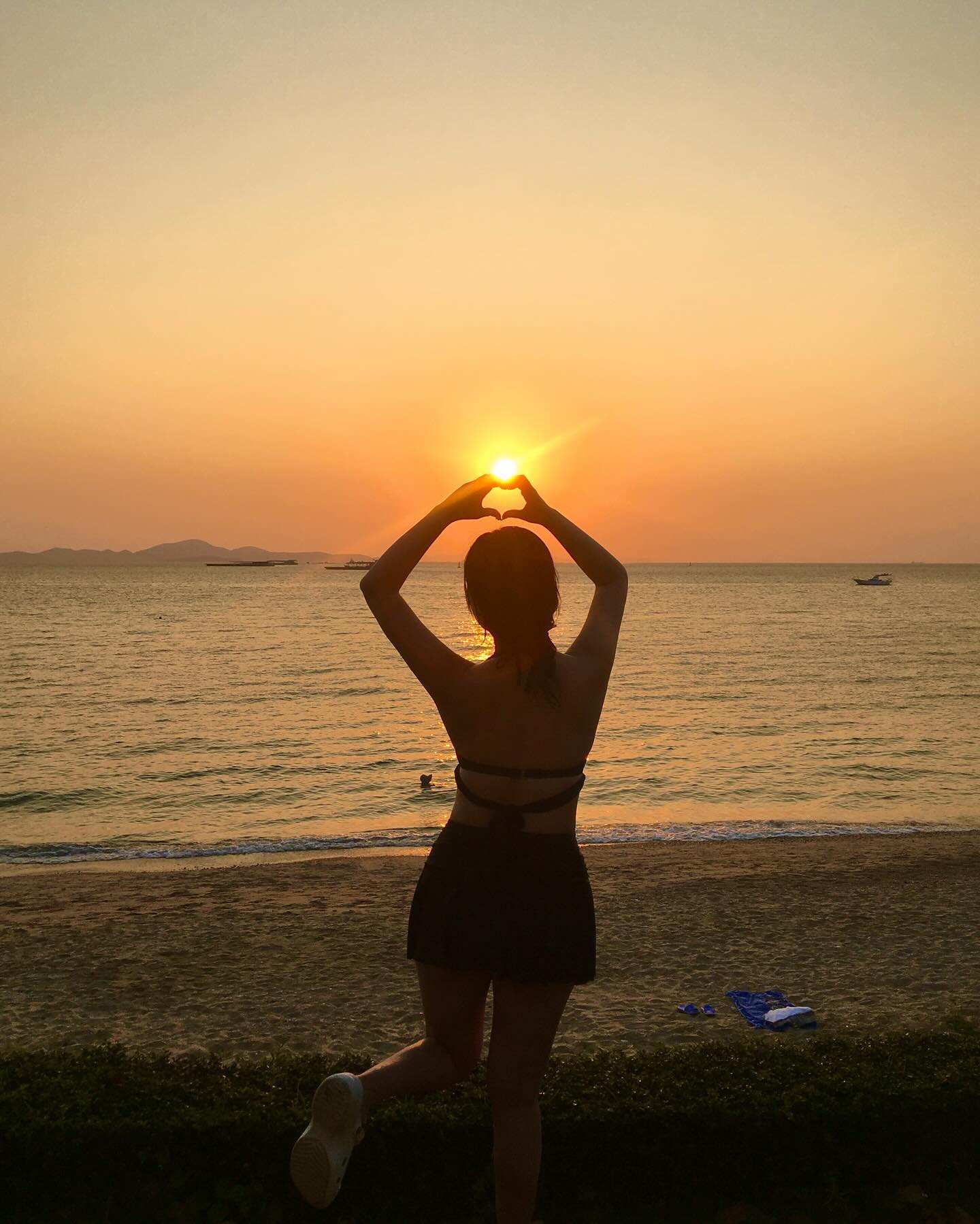 귀국해써요🥹✈️

사진으로 다 담기 어려웠던 파타야 절경이지만 절대 놓칠 수는
없었던 선셋 수영,,🌅

개인적으로 방콕보다는 파타야가 진짜 짱,,❤️
호텔 좋은곳 하셔서 호캉스랑 같이 즐기셔요😖

#thailand #pattaya #thailandtravel #pattayabeach #꼬란섬 #태국여행 #태국산호섬 #여행 #해외여행지추천 #여행지추천 #태국 #파타야 #데일리룩 #오오티디 #뷰티 #셀카 #스냅모델 #부산모델 #사진모델 #부산스냅모델 #selfie #selca #ootd #패션스타그램 #뷰티스타그램 #사진계정맞팔 #패션계정맞팔 #00 #99
