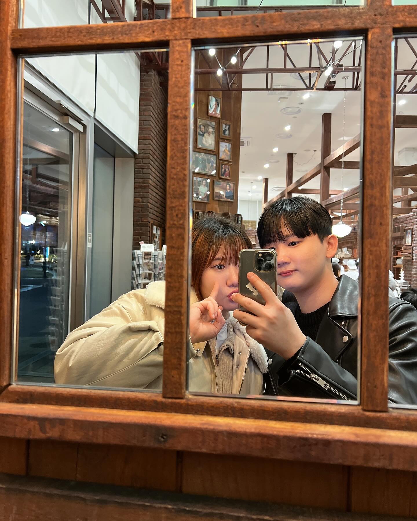 히히 👀🤍

#서울 #데이트 #실내데이트 #실내데이트추천 
#롯데타워 #롯데월드몰 #백화점 #롯데월드 #아이스링크 
#오랜만에만남 #겨울데이트 #애기랑 #셀카 #셀피