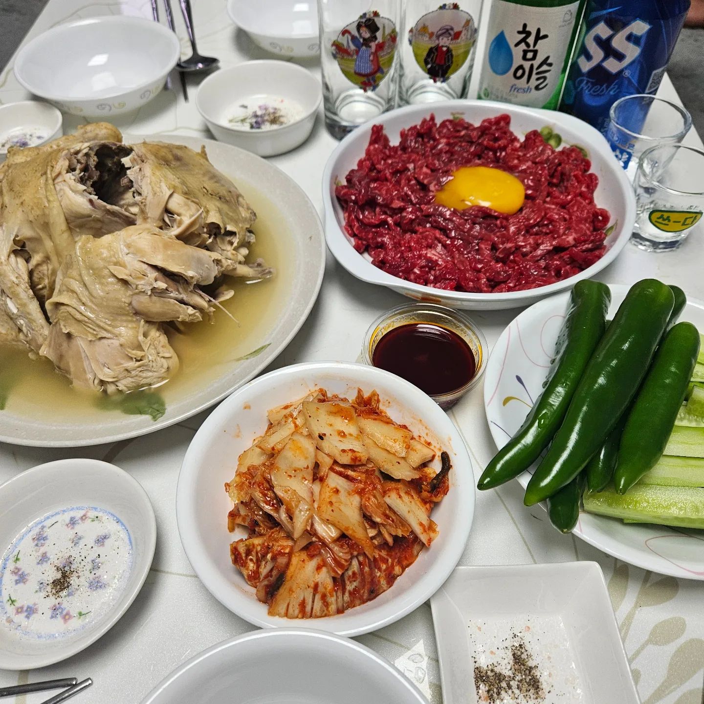 토요일저녁🍚🥢🍗 삼계탕. 육회

삼계탕,육회 어울리지 앉지만... 넷이서 실컷먹기😋
쭈딸래미투 피곤이 쌓여서ㅠ 몸은 쉬라고 하는데
지는 안 피곤하단다😭😭😭

학교에서 건강검진에 병원가서 초음파, 엑스레이,피검사 다하고
피곤하고 운동심하게  해서 그렇다고~그래도 할건 다 하려고
하시네~~😱😱😱

좋아하는거 잘먹으라고 삼계탕에 육회까지...
쭈아빠 조합이 너무 별로라고  했지만 일단 잘먹었으면 땡🤣🤣🤣
많이 먹고아프지 말자^^🤗