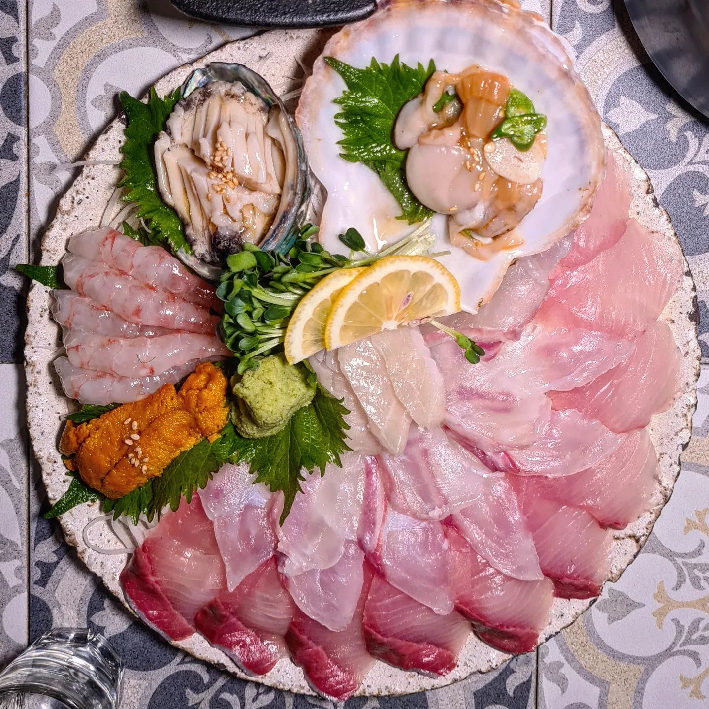 오늘의 맛자랑은 맛자랑회또먹🤭
연말연시에 좋은사람들과 만나는거 필수잖아요? 6년만에 대학교 친구들이랑 술모임에 너무나 행복한 날이었어요🤗 '03 이즈 백' 찍었습니다

우리 모두의 중간인 논현으로 장소 정하고, 뭐먹을지 엄청 고민하다가 인친님들 피드에서 많이 본 우기식당이 가보고싶었지만 예약이 안된다고해서 그다음 가보고싶었던 오쿠다로 결정👍

외관부터 엄청 깔끔하고 돌담이 쌓여있는게 여기 제주인가? 서울인가?
실내는 아담한데도 테이블 다닥 다닥있지않고 깨끗한 오픈키친인게 너무나 맘에들었어요❤

📍우리의 픽은 오쿠다반판, 무늬오징어회

📣 오쿠다 반판에는 대광어, 참돔와 대방어에 단새우와 우니까지 나와서 모두 맛을 볼수있어 좋았구요! 회들이 찰져서 입에 착착붙는게 진짜 완전 내스타일♡ 여긴 또 특이하게 채소양념간장이 나오는데 회랑 같이 먹으니 산뜻한게 아주 무한 흡입 쌉가능😋

📣 무늬오징어는 오늘의 추천메뉴라고 되어있어서 안시킬수가 없었어요! 한입 먹고 완전 친구들이랑 눈마주침🤣 너무 맛있잖아❤ 

📣 저희가 너무 왁자지껄 소주를 많이 시켰더니 미나리 감자채전을 서비스로 주셨어요! 아니 또 한입먹고 다들 눈마주침 🤣 여기 사장님 아주 맛잘알

이날 아주 소주가 콸콸이었습니다

잘먹었습니다 okuda_sushi
쉐프님 사진찍는거 허락해줘서 고맙습니다😉

📍오쿠다반판 59.0
📍무늬오징어 39.0

🏠 서울 강남구 강남대로124길 39 1층 오쿠다

#맛자랑 #오쿠다논현 #오쿠다 #연말연시모임 #동창모임 #맛자랑회또먹