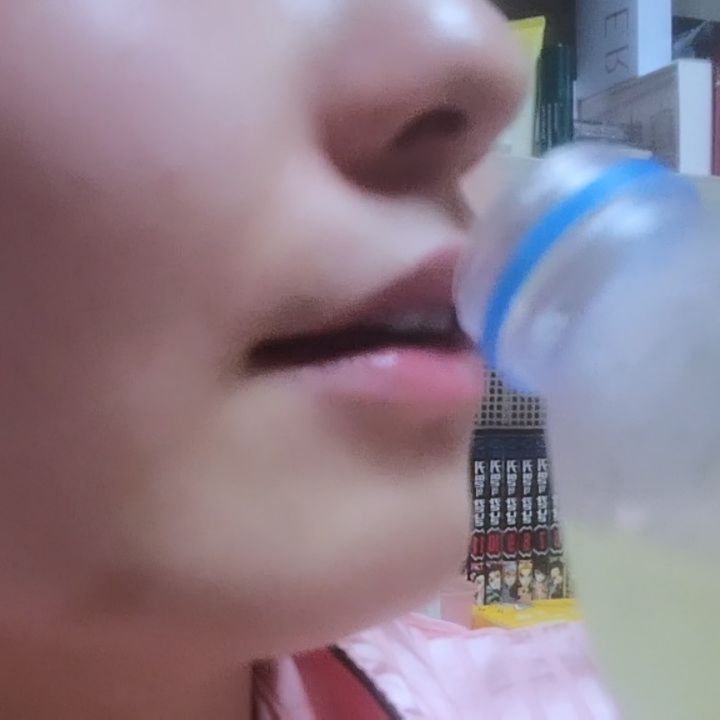 자기 전, 시원하게 마시는 이 물이 무슨 물이게용?!😉

(목 넘김 소리 꿀꺽꿀꺽 들어보세요~~)

바로바로!

웰리오 레디포맘 입니다❤️

레디포맘은 차의과학대학 출신 약사가 만든
임신 준비 영양제로 유명한 이노시톨 4000mg이 함유된
여성 건강 영양제 인데요!

이게 임신 준비 영양제 이기도 하지만,
저처럼 생리가 불규칙한 여성들이 먹기 너무 좋아요!!

배란이 잘 되면서 생리가 규칙적으로 바뀌게 되더라고요😗

아이를 준비하거나, 20대 중후반부터 여성들은
기본적으류 엽산을 따로 챙겨 먹어야한다고 하는데
여기에는 4세대 활성형 엽산 800ug이 들어있어서 
따로 불필요하게 엽산 영양제를 챙겨먹을 
필요가 없게 되어버렸어요 ㅎㅎ
(아! 비타민D도 포함!)

개별 스틱형 포장으로 되어 있어서 
휴대성도 좋고 간편하게 섭취도 편해요!

하루 권장량 2포라 출근할때 1포, 
자기전에 1포 이렇게 먹고 있어요😉

식후 섭취를 추천 하는데 공복에 마셔도 속에 문제가 없다면
공복 섭취도 괜찮아서 전 거의 아침에는 공복으로..ㅎ
레몬맛이라 상큼해서 마시기 좋더라고요😗

물 200~300ml에 한포 섭취지만 
전 레몬향이 은은한게 좋아서 물도 많이 마실겸
500ml 생수에 한포 섭취하고 있습니당 ㅎㅎ

혹시 임신을 준비하고 계시는 분들이나,
생리가 불규칙적으로 고생하고 계시는 분들이 계시다면 

웰리오 레디포맘 1일 2포 추천 드려요❤️

.
본 포스팅은 웰리오(wellio)로부터 제품을 제공받아 
직접 체험 후 느낀 콘텐츠입니다.