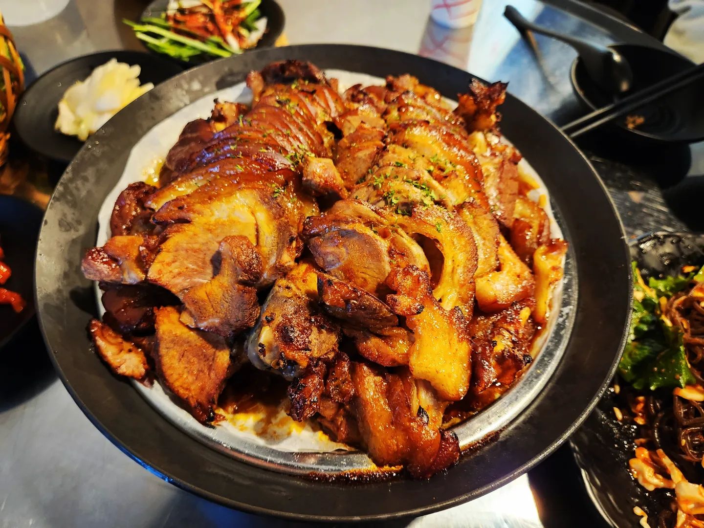 #협찬 #족발마을김족장영등포점
.
.
.
🧚‍♀️위치 : 서울 영등포구 영등포로35길 2 1층
  영등포시장역 4번출구 도보 5분

🧚‍♀️영업시간 : 매일 11시 ~ 새벽 1시 (브레이크타임 15~17시)
🧚‍♀️매장 전화번호 : 0507-1440-8292

❣️오븐에구운바베큐족발 大❣️

오븐에 구워서 나오는 바베큐 족발은 처음 접해봤는데요!
오븐에 구워져서 기름기는 더 쫙 빠지고 잡내도 없는 맛있는 족발이였어요 ㅎㅎ 
족발의 껍질부분이 더욱 쫀득해서 족발 살코기 파인데 비계부분의 껍질을 더 찾아먹게 되더라구요😁 
쫄긴하면서도 녹는맛이 일품인 족발마을 김족장 오븐구이 바베큐 족발
약간의 달달한 한약재 맛의 양념이 되어있어서 쌈장이나 소스 안찍어 먹어도 너무 맛잇엇어요! 
매일 당일 조리한 족발을 사용해서 그런지 고기도 야들야들 부드럽고 촉촉하더라구요 :)
먹는 동안에도 따뜻하게 유지할 수 있게 자그만한 초 불도 해주셔셔 다 먹을때까지 맛있게 먹을 수 있었어요 ㅎㅎ
뼈까지 잘 안 발라먹는데 너무 맛잇어서 둘이서 대짜 오븐구이 바베큐 족발을 폭파시키고 왔답니다 
인생족발 중 하나인 곳이 되어버린 족발마을 김족장 영등포점 

족발이나 보쌈메뉴를 시키면 서비스로 순두부찌개와 막국수도 푸짐하게 나온답니다~
순두부찌개가 진하면서 순두부, 계란, 야채들도 가득들어 너무 맛잇더라구요! 
점심메뉴에 따로 판매한다니 점심에 와서 순두부찌개를 먹고싶을 정도로 찌개 맛집이였답니다~
솥밥도 있어서 밥과 함께 먹으면 더욱 꿀맛‼
막국수도 면이 탱글탱글하고 야채와 면, 양념이 잘 어울려 족발과 함께 곁들어 먹으면 good👍

그외에도 족발마을 김족장에서는 점심시간에 따로 판매하는 식사메뉴들이 있어서 점심에 방문하기에도 너무 좋을 거 같아요 ! 

저흰 매장에서 먹었는데 회식하시는 분들도 많고 배달도 꾸준히 계속 나가더라구요!
맛있는 인생족발을 찾고싶으시다!
족발을 더 쫄깃하고 기름기 없어 먹고싶다 하시는 분들은 족발마을 김족장 영등포점을 방문해보세요 ~

#영등포족발맛집 #영등포족발 #족발마을김족장 #족발맛집 #서울족발맛집 #오븐에구운바베큐족발