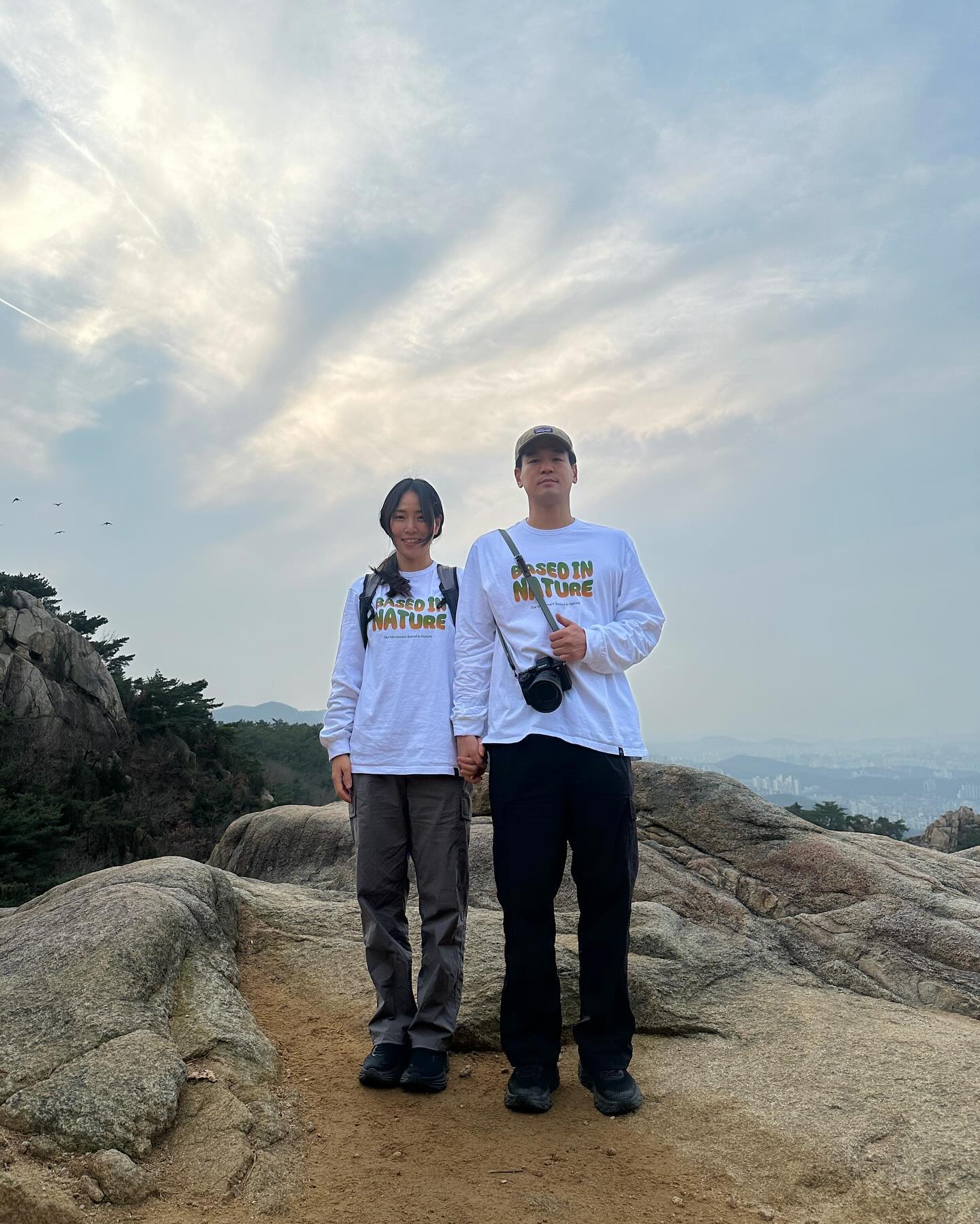 #관악산 #일몰산행

지난 일몰 잡으러 관악산 
살방 살방 다녀오기 딱 좋아 
겨울인데 날도 춥지도 않네 ... 😞

열심히 운동하고 
시장에서 치킨이랑 막걸리 사서
돌아가는 길이 제일 행벅햐 😻😻

오빠씨
자꼬 얼굴이 더 작아지면 곤란해... 🥲

📸 paul_dongyoung 

#관악산둘레길  #등산 #겨울등산 
#호카오네오네 #고요웨어 #단터프 #고싸머기어 #소니