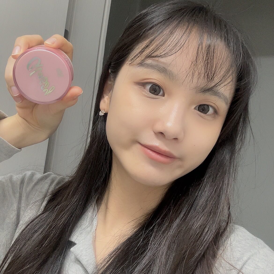 #협찬 [터치인솔] 프리티필처 글래시 스킨밤
요즘 날씨가 추워지고 건조해지면서 피부화장이 자꾸 뜨고 갈라져 고민이 많았어요. 게다가 건성이라 여름에도 수분크림을 듬뿍 발랐었는데, 겨울이 되니 아무리 발라도 해결이 되지 않더라구요. 그러다 터치인솔 프리티필터 글래시 스킨밤이라는 제품을 사용해보게 되었는데 피부가 덜 떠서 좋더라구요! 원래는 수분크림에 영양크림에 베이스까지 발라서 건조하지 않으려면 피부 화장이 밀리고 했는데 이 제품은 하나로 수분크림 + 프라이머 + 광채를 동시에 해결 핼 수 있어 간단해서 좋았어요. 귀찮은 것 싫어하시고 촉촉한 피부표현 좋아하는 분들에게 완전 강추합니다!
 #터치인솔 #touchinsol #글래시스킨밤 #광채크림 #물광크림 #올인원크림 #수분충전 #베이스프랩 #베이스크림 #프라이머 #메이크업베이스 #수분크림 #수분프라이머 #메이크업크림 #영양크림