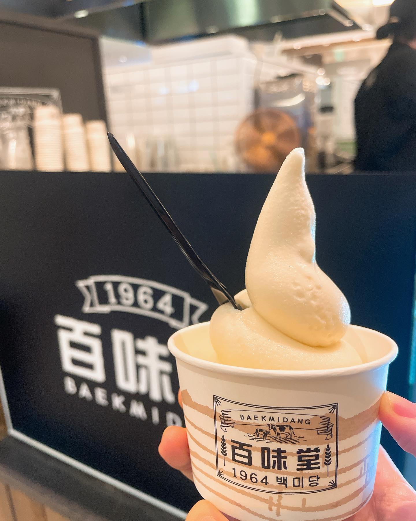 #백미당 #백미당아이스크림 
추워도 아이스크림은 먹어야죠??🍦🍨🍦🍨
.
.
이제 좀만 더 추워지면 진짜 못먹을것같지만🥹😅🥹😅
난 먹어야겟댜🍨🍨🍨
.
언제먹어도맛있는 백미당우유아이스크림 🥛🥛
순하고 고소한맛
딱 그거 하나만으로도 충분히 맛잇됴💯💯💯
.
.
더 추워지기 전에 어서 먹고와요🧡
.
오늘 주말인데 다들 뭐하셧어요???🥶🥶
오늘짱춥
답방갈게요🧡
.
.
#맛쟁이_코엑스 #현대백화점무역센터점 #백미당🍦 #아이스크림🍦 #아이스크림맛집 #현대백화점무역점 #현대백화점무역센터점맛집 #코엑스맛집 #코엑스카페 #주말데이트 #신혼부부소통