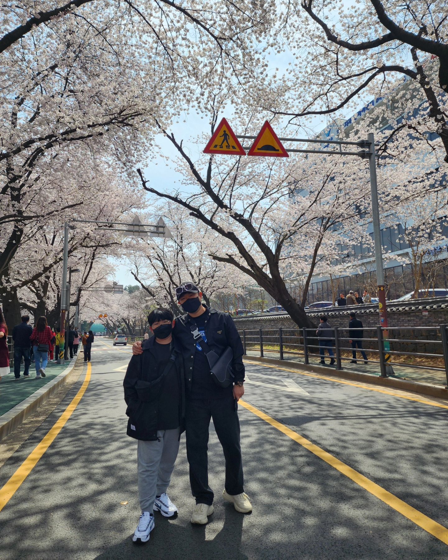페이스북에 올라온 5년전 오늘,
사랑하는 아들 진권이랑 벚꽃 앞에서 ♡
정말 많이 컸다. 사랑해♡
.
#아들 #아들스타그램 #벚꽃 #은파 #은파호수공원 #초6 #군산 #익산 #전주