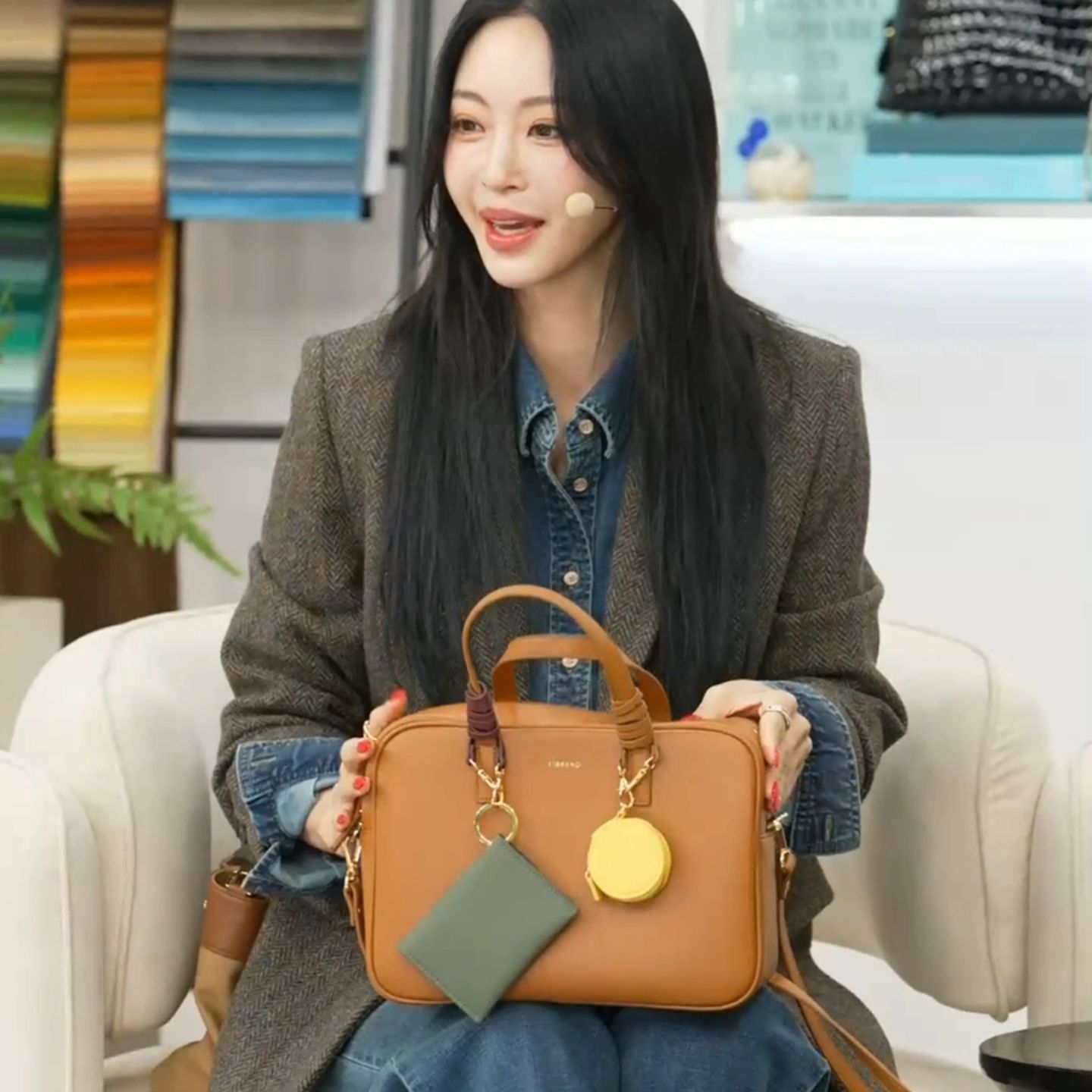 #광고

매해, 매 계절이 지날 때마다 옷장을 보며 하는 말
"입을 옷이 없어.. 들고 나갈 가방이 없어.."

이제 이 고민을 해결해줄 CJ 온스타일 라이브쇼
<한예슬의 오늘 뭐 입지?>
저번에 봤었는데 패션팁과 노하우를 전수해주셔서
이거 완전 볼맛 나더라고요!

이번주 한예슬의 오늘 뭐 입지? 라이브쇼에서
만나본 피브레노의 투 톤 뚜띠백과 하프 바게트백!

백꾸도 해보고 가방으로 가을 데일리룩 스타일링하는 방법을 소개해주셨는데요
피브레노 대표 인기 아이템 뚜띠백과
CJ온스타일 선오픈을 위해 피브레노의 바게트 백!
라인 하프 사이즈 기획 아이템으로 
토트, 숄더, 크로스 3way로 사용 가능한 백이에요

아참 그리고
🎁 CJ온스타일 라이브쇼 특별 프로모션도 진행하고 있는데
방송 알림 신청 시 랜덤 적립금 뽑기로 최대 5만원의 적립금을 증정하며
이벤트 기간 별 프로그램 대상상품 3회 이상 구매 시 래플 응모의 기회가 주어진단 말씀!

오늘 뭐 입어야 하나? 라는 고민을 하시는 분들이라면
CJ 온스타일 라이브쇼 한예슬의 오늘 뭐입지? 꼭 보시길 바라요!

🎀 기간: 매주 화요일 오후 9시 (8월 26일(월) ~ 11월 7일(목), 10회 방송)

cj_onstyle , cjonstyle_liveshow
#CJ온스타일 #라이브쇼 #한예슬 #오늘뭐입지 #피브레노 #가방 #백꾸 #CJONSTYLE
#데일리룩 #가을코디 #가을준비 #백꾸미기 #가방추천 #뚜띠백
#투톤뚜띠백 #바게트백 #하프바게트백