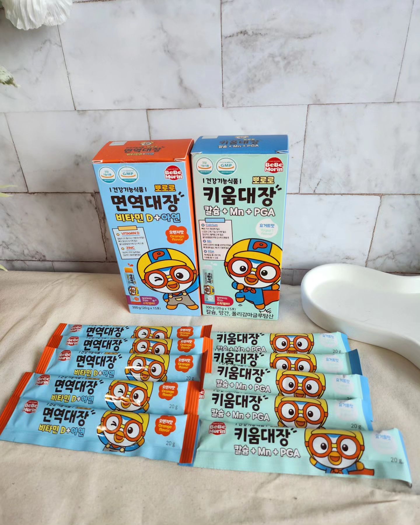 #협찬

우는 아이도 달래는 뽀로로 면역대장❤️

어린이 비타민 중 약맛이 나거나 맛이 없는 경우가 대부분인데 뽀로로 면역대장은 상큼한 오렌지맛과 요거트맛으로 되어있어 호불호없이 아이들이 먼저 찾아 먹더군요!!

멛을 수 있는 기업 태양생활건강에서 제조, 판매하고 있으며
약국에서도 찾아볼수있답니다

최근 티비광고에서도 뽀로로 면역대장을 볼 수 있었는데요!

안심하고 먹을 수 있는 뽀로로 면역대장인것같아요

#어린이비타민 #면역대장 #뽀로로면역대장 #태양생활건강 #면역력높이는 #어린이아연 #유아아연