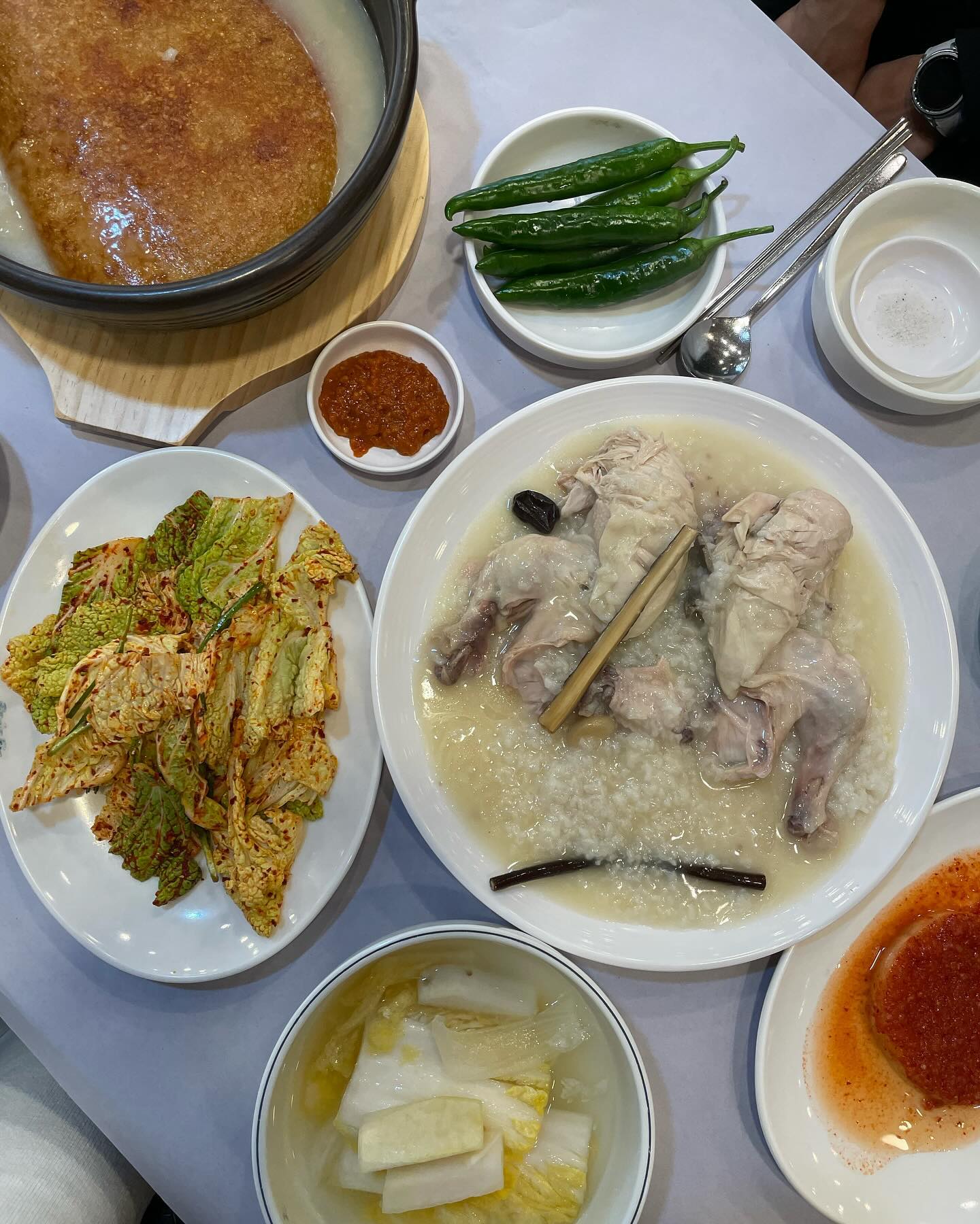 #협찬 

저는 백숙을 좋아해서 집에서도 종종 해먹는데요,
의왕에 백숙 찐 맛집이 있다는 거 다들 알고 계시나요?!

그 곳은 바로 !!
한 곳에서 15년 이상 운영중인 원조 청계산 터줏대감 장수촌🌸

저희는 누룽지 닭백숙을 먹었는데요,
와 양도 푸짐하고, 너무 맛있더라구요❤️

살이 부드럽고, 누룽지는 고소한게 완전 제스탈😆
그리고 딱 먹어보면 아는데 여기는 조미료를 사용하지 않아서 부모님이나, 아이들도 담백하고 맛있게 먹을 수 있을 것 같아요!

다른 분들은 3-4명이서 드시는데 저희는 둘이서 배가 터지는데도 불구하고 너무 맛있어서 둘이 정말 싹싹 긁어 먹었어요🤣

역시 방송에 많이 나온 곳은 이유가 있어요!!
(생생정보통, OBS맛대맛, YTN황금 나침반 등 출연)
그 뿐 아니라, 직원분들도 친절하시고, 손님들의 편의를 위해 쿨링포그도 설치되어 있답니다!

그리고 영상 보시면 알겠지만, 매장이 넓어서 최대 120명까지 가능하고, 안쪽에 분리되어 있는 공간이 있어 단체 모임하기에도 좋을 것 같더라구요🙌🏼

무엇보다 주차!
주차공간도 단독으로 있고, 넓어서 문제 없답니다!

🌼주변에 동일 상호인 장수촌이 있어서 헷갈리실텐데 주소 첨부하니, 헷갈리지 말아주세요🌼

장수촌-경기 의왕시 청계로 183-1(청계동,장수촌)

lep34099 

#청계산맛집 #의왕맛집 #의왕타임빌라스맛집 #의왕누룽지백숙 #의왕백숙 #의왕삼계탕 #안양백숙 #안양삼계탕 #안양막국수 #의왕막국수 #안양오리 #의왕오리 #안양보양식 #청계산회식 #의왕가족모임 #안양가족모임 #맛스타그램 #먹스타그램 #청계맛집