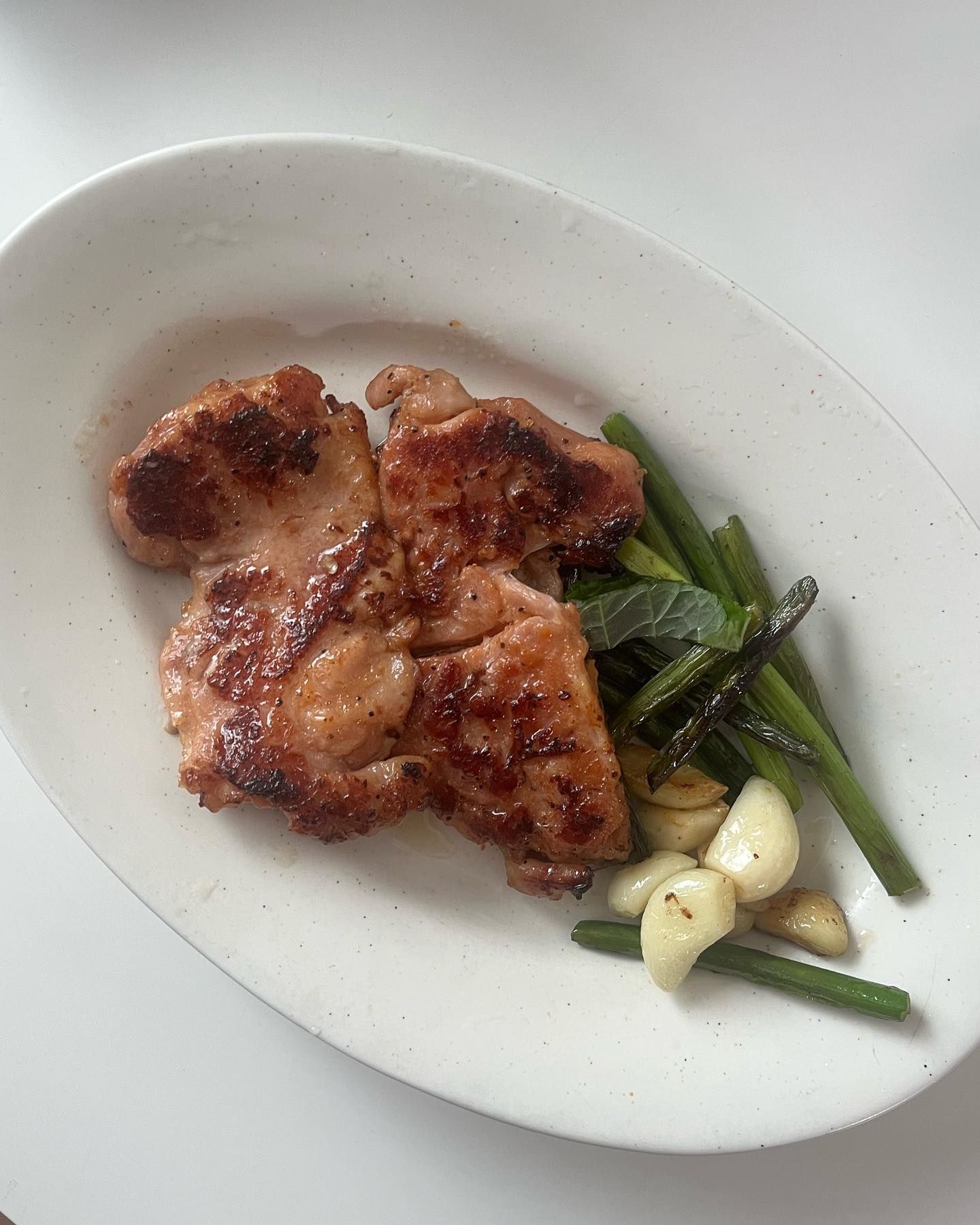 #제품제공 #협찬 
새해부터 맛있는 닭다리살 양념구이로 스테이크 해먹기! 
오늘은 작년보다 더 따뜻한 날씨지만 그래도 날씨가 조금 춥네요 ㅠㅠ ! 이럴 때일수록 잘 먹고 잘 자야하는거 맞죠..? ㅋㅋ!!

저는 오늘 점심으로 100% 국내산 하림 닭다리살의 양념구이를 먹어보았어요! 직화로 구워서 불향이 느껴지고 조리가 간편해서 저희 가족들도 너무너무 좋아하는 하림의 BIG 닭다리살 양념구이 2종! 우선 마늘간장소스의 짭쪼름한 마일드한 맛과 국내산 고추가루를 사용한 매콤한 맛까지! 

연초에 근사하게 먹고싶어서 새 그릇도 꺼고 플레이팅 해보았는데 맛까지 있어서 너무 만족스러운 식사였답니다 ㅎㅎ 
집들이나 연초, 송년회로 많은 분들이 음식 고민을 하실텐데 믿고먹을 수 있는 하림에서 맛있는 닭다리살 양념구이 드셔보세요! ♥ 

harim_official 🙏🏻