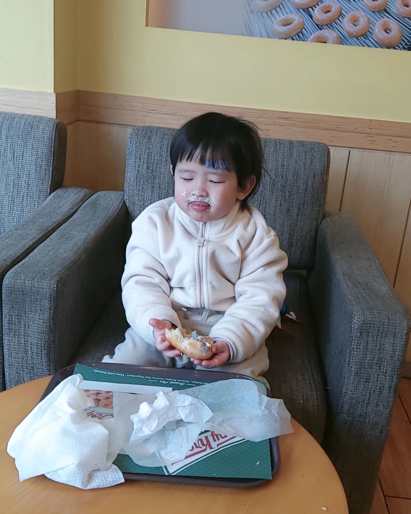병원 갔다가 녹초가 되어 집에 가려는데..
자석처럼 도넛에 이끌렸던거니?....ㅋㅋ
그냥은 사줄 수 없어 밥먹고 약먹고 사줄께!하니 응!!하며 베시시 웃는 너!ㅋㅋ 너 너는 정말 예쁘니야!!♡☆

#쥐띠#쥐띠맘#원숭이띠엄마#도넛#아들램
#크리스피크림도넛#맛집이네#오리지널최고#귀요미#짝은쪼꼬미
#사랑해#소중한너#아들최고
