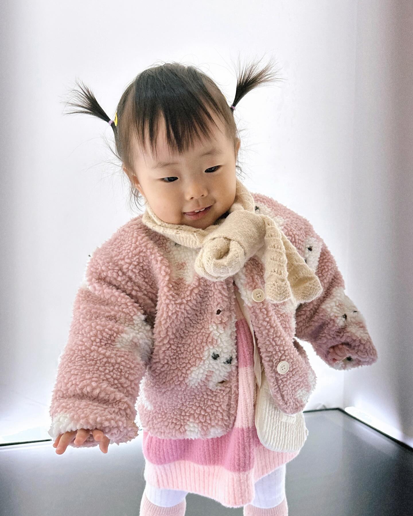 요즘 외출 할때마다 사진찍는 재미😣💛
로우앵글은 처음 찍어보는데 태리가 너무 좋아했다
자꾸 혼자 카메라 독차지하려고 함ㅋㅋㅋㅋ
소품샵가서 몬스터보고 잔뜩 겁먹은 우래기
떡뻥으로 진정시키기🤭 오늘도 귀여움 잔뜩 받은 딸랑구💗