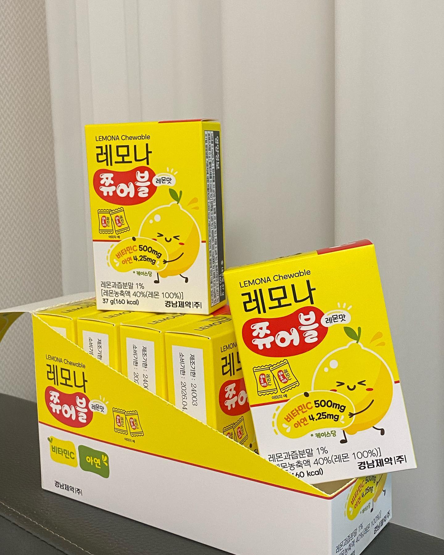 #협찬입니다만 lemona_official 💛🍋
레모나가 쮸어블로 나왔다고!!??? 여러붕ㅇ 레모나입니다…..흑 미쳤쬬!!!! ㅜㅜ 이번에 경남제약에서 쮸어블 신상이 나왔습니댜,,! 비타민 C와 아연이 함유된 레모나 쮸어블은 맛과 건강을 동시에 생각한 건강간식으로 아이부터 어른까지 맛있게 즐길 수 있을뿐더러 휴대가 간편하여 바쁜 현대인들도 언제 어디서나 섭취하기도 좋아용:) 저는 지금 사진 찍으면서 3개나 까먹었네요😁😁엄청 시지는 않지만 약간 새콤달콤해서 중독성도있고, 전국 편의점(세븐일레븐,GS25,이마트24,CU) 에서 만나볼수 있어용

#레모나쮸어블 #레모나 #편의점신상 #편의점간식 #편의점간식추천