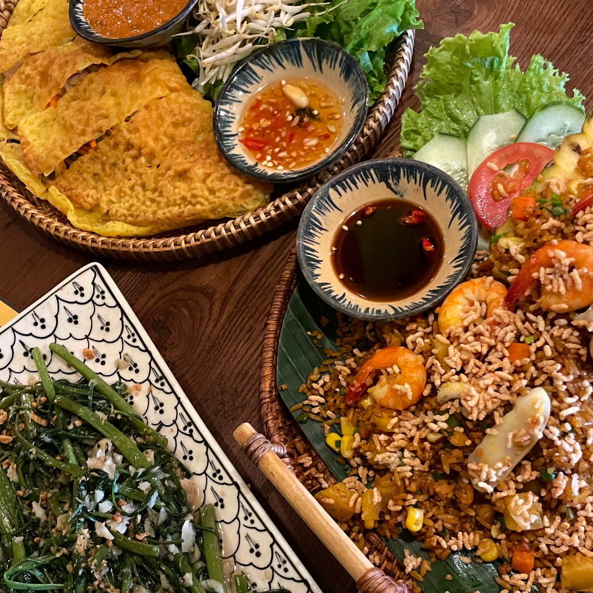베트남 여행🇻🇳
[안토이 An Thoi]
- 반쎄오, 모닝글로리 볶음, 파인애플 볶음밥, 콜라
총 319,000동(한화 약 17,300원)
.
진짜진짜 너무 맛있었던 첫 끼
반쎄오 처음 먹어보는 거였는데 완전 푹 빠져버린..
모닝글로리도 볶음밥이랑 같이 먹으니까 극락.
.
#베트남여행 #베트남맛집 #다낭여행 #다낭맛집 #다낭 #베트남 #베트남음식 #반쎄오맛집 #모닝글로리볶음 #모닝글로리 #파인애플볶음밥 #다낭반쎄오 #먹스타그램 #먹팔맞팔 #안토이 #AnTohi #다낭안토이 #다낭안토이추천메뉴