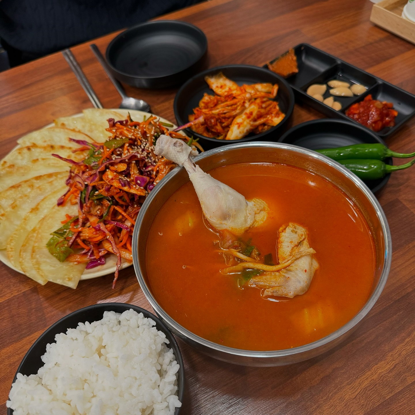 광안리 숨겨진 맛집 ’우성 닭칼국수‘

광안역 근교 오피스텔건물 1층에 위치하고있는 숨겨진 맛집
친구랑 집앞에 편하게 밥먹기도 좋을꺼같더라구요
애인이랑 집앞에서 소소하게 데이트하면서 밥먹기 딱!

닭칼국수와 닭곰탕 크게 두종류로 나눠져있어요
닭곰탕이 먹고싶어 방문한 저는 반마리얼큰닭곰탕으로 pick!
먼가 아쉬워 닭무침과 납작만두도 함께😋

닭반마리가 퐁당 들어가잇는 칼칼한닭곰탕이였어요
감기기운땜에 으슬으슬한 몸살기운이 똑 떨어지게하는◡̈

닭무침은 새콤달콤매콤한 소스에 버무려져 나와 납작만두에 싸먹으니
이럴 적  학교앞 분식집에 파는 비빔만두 생각나는 맛🥹

식사하러가기도 좋지만!
닭매운탕, 두부김치, 전 등 다양한 메뉴들이 있어
가볍게 술 한잔하러 가기도 딱🍶

퇴근하고 뜨끈뜨끈 몸보신 닭곰탕 한그릇 어떠세요~?

️️

📍 장소 : 우성닭칼국수
⠀ (부산 수영구 광안로16번길 58 1층)
⏰ 운영시간 : 11:00 - 22:00 (B.T 15:30-17:30)
⠀  2:30, 21:00 라스트 오더
