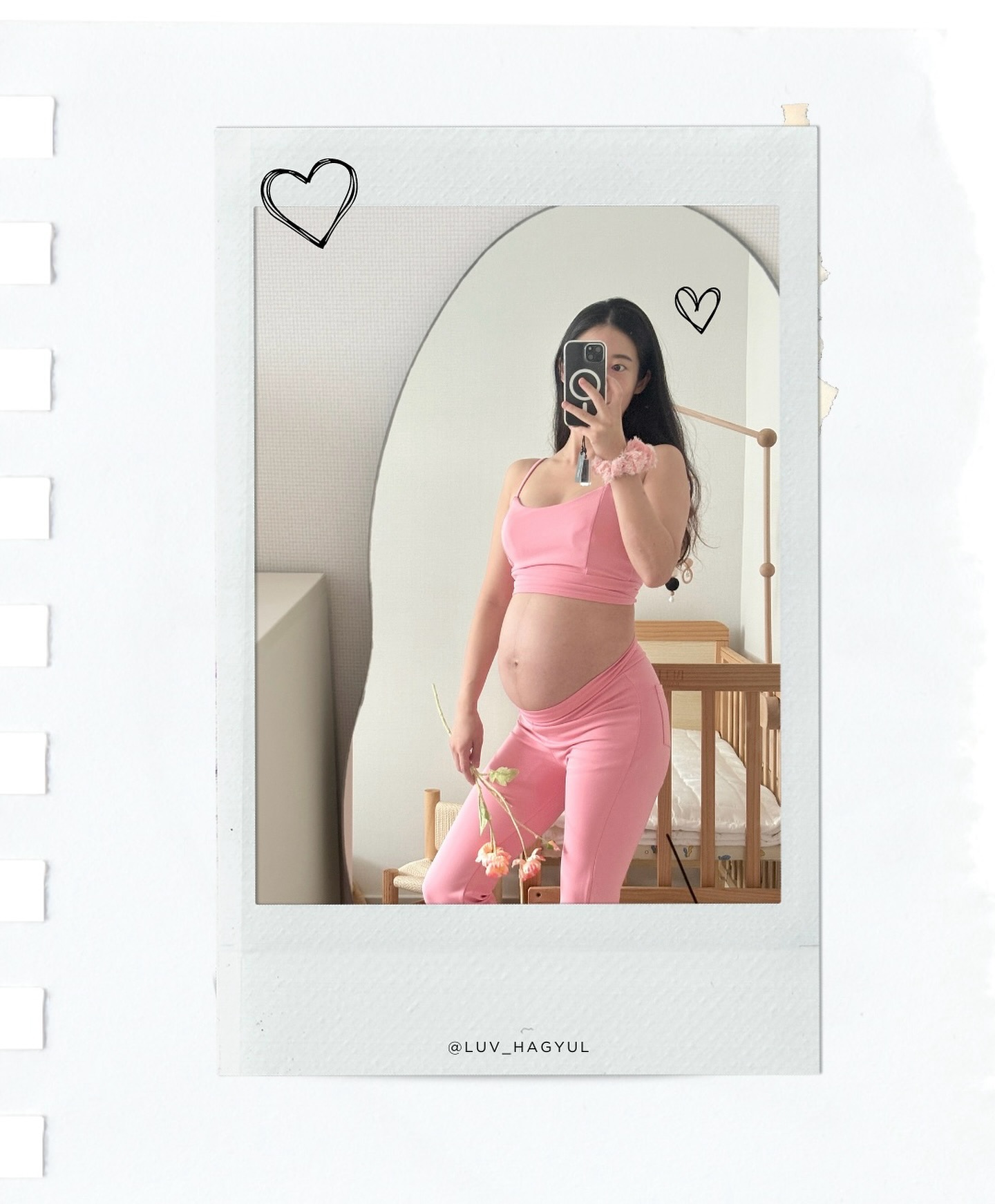 임신 34주 🕊️🤍

[ 산모 변화 ]
* 체중 증가 51.5 -> 59.0 (+7.5kg)
* 붓기, 통증 없음
* 수면 중 화장실 가는 일 없음
  but, 아침에 태동 시작할때 방광을 자극하기 시작함
* 33주차부터 특히 저녁에 명치가 갑갑 !!! (화딱지 나..)
* 튼살오일&크림 하루 2번, 튼살 없음
* 컨디션 중기보다 좋음

📋
28주차부터 태아 머리가 아래쪽으로 아예 자리를 잡았는데
이것은 빨리 나오려하는게 아니라 속골반이 좁지 않음으로 예상 가능하단다.
34주차 되니 태아도 주수대로 크고 있어서 큰 편이 아니니
산모만 잘 견뎌주면 원하는 자연분만 성공할 것 같다고
앞으로 배가 뭉치도록 매일 걸으라하셨다. (산책 안됨!)

#임신34주 #인산부운동 #임산부걷기 #임신중관리 #34주차임산부 #32주배크기 #주수별배크기 #용띠아들 #예비맘 #맘스타그램 #주수사진