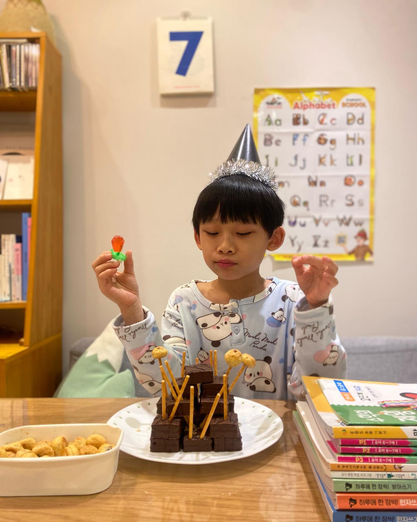 .

🥳 #10권파티 

한국 나이 5살 되던 무렵 
아들이 졸라서 시작한 구몬으로 본격 학습이 시작 됐던거 같아요.
매일 5장씩 풀어야 하는 과제가 엄마가 끌고가야 하는 목줄이 되고, 
학습에 부정적인 감정이 생기고서야 
기계처럼 풀어야 하는 학습지와 작별을 했어요👋 

당시엔 학습 시키려는 낌새만 보여도 싫어해서 
몇 달은 놀면서 지내다가 서점에 놀러 갔을때 
자연스럽게 아들 마음에 드는 학습지를 몇 권 골라 
엄마표가 아닌 아이표 학습을 시작했어요. 

놀러 다니느라 못 푸는 날은 못 푸는 대로 
학습하는 날은 아이가 즐기면서 할 수 있게 
고삐를 아이 손에 넘겨 주려고 노력했던거 같아요.
엄마는 아들의 노력을 칭찬으로 거들뿐👏

그렇게 3년째 아들은 매일 조금씩 노력하며 
스스로 학습을 하고 있어요 
그동안은 다 푼 문제집이 집에 쌓이는게 싫어서 
사진 찍어두고 바로바로 버렸는데요

11월에 들었던 전환기 부모 수업에서 
“자기주도 학습을 위해서는 외재적 동기(상이나 벌)보다 
내재적 동기를 만들어 가는게 중요하다” 라는 말씀을 듣고 
아이가 스스로 쌓아 온 노력을 돌아볼 수 있는 시간을 
함께 가져 봐야겠다 생각했어요 
그래서 다 푼 학습지가 10권이 되면 
아들과 파티를 하기로 했지요😊

그 첫 파티를 지난 주말에 했는데요
아직 어려서 그런지 과자 케이크를 만드는 것 만으로도 
너무 즐거워 하더라구요😄
쌓인 결과물들을 바라보며 노력한 시간들을 함께 축하하면서
아들 스스로도 뿌듯함을 많이 느낀거 같아요❤️

1년전의 너와 비교하면 지금의 너는 정말 많이 성장했다고 
눈에 보이지 않는 내면의 성장도 듬뿍 칭찬해줬어요👏

노력의 시간을 차분히 쌓아가는 아들 본 받아 
저도 매일 노력 해야겠다! 다짐해봅니다😊 
#새해다짐 #작심300일되도록 

.

#20권파티가즈아🔥
#매일노력하는 #멋진아들 #자기주도학습
#공부에대한 #긍정적정서키우기 
#공부정체감 #자기효능감 #잘키워가기 
#77개월 #7살아들 #7살도하 #만6세
#노력하는아들 #집중력도좋아지고있어요 
#엉덩이힘기르기 #예비초등 #입학준비
#망원_도하 #과자케이크만들기 #주말일상 
#소소한노력이모여 #멋진네가될꺼야