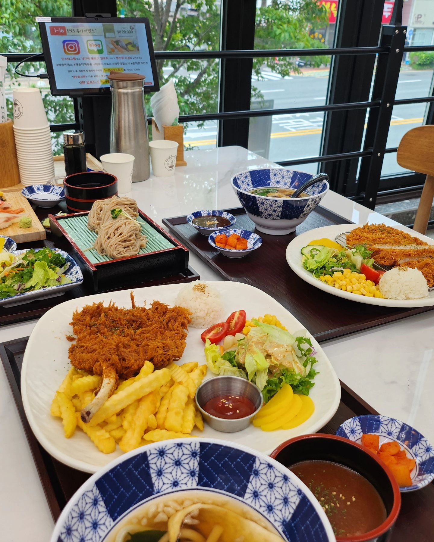 #협찬

신상 맛집 #해송
합리적인 가격으로 스시와 회를 코스로 먹을 수 있는곳인데 식사류도 하고 있어서 점심 먹으러 다녀왔어요:)

돈까스 러버로서 하루한정20개만 판매하는 토마호크돈까스 놓칠수 없징~~
토마호크카츠와 해송돈까스정식, 메밀소바세트 먹고왔습니다.

일단 주차장완비:)
삼산동과 신정동 사이에 있는 곳으로 주자가 편한거 너무 좋구요~ 건물도 완전 으리으리합니다 ㅎㅎ 
직원분들도 너무 친절하시고 음식도 맛깔나고 깔끔해요. 
룸도 있어서 모임이나 회식때 가도 좋을것 같더라구요.
메뉴 상관없이 음식마다 스프가 기본으로 제공되는것도 너무 좋았어요. 
점심때 갔는데 손님들이 꽤나 많이 오시더라는! 
미리예약하고 가는거 추천합니당. 

#울산스시코스#우동맛집#돈까스맛집#울산맛집#울산
#삼산동맛집#울산돈까스맛집#울산우동맛집#울산맛집추천