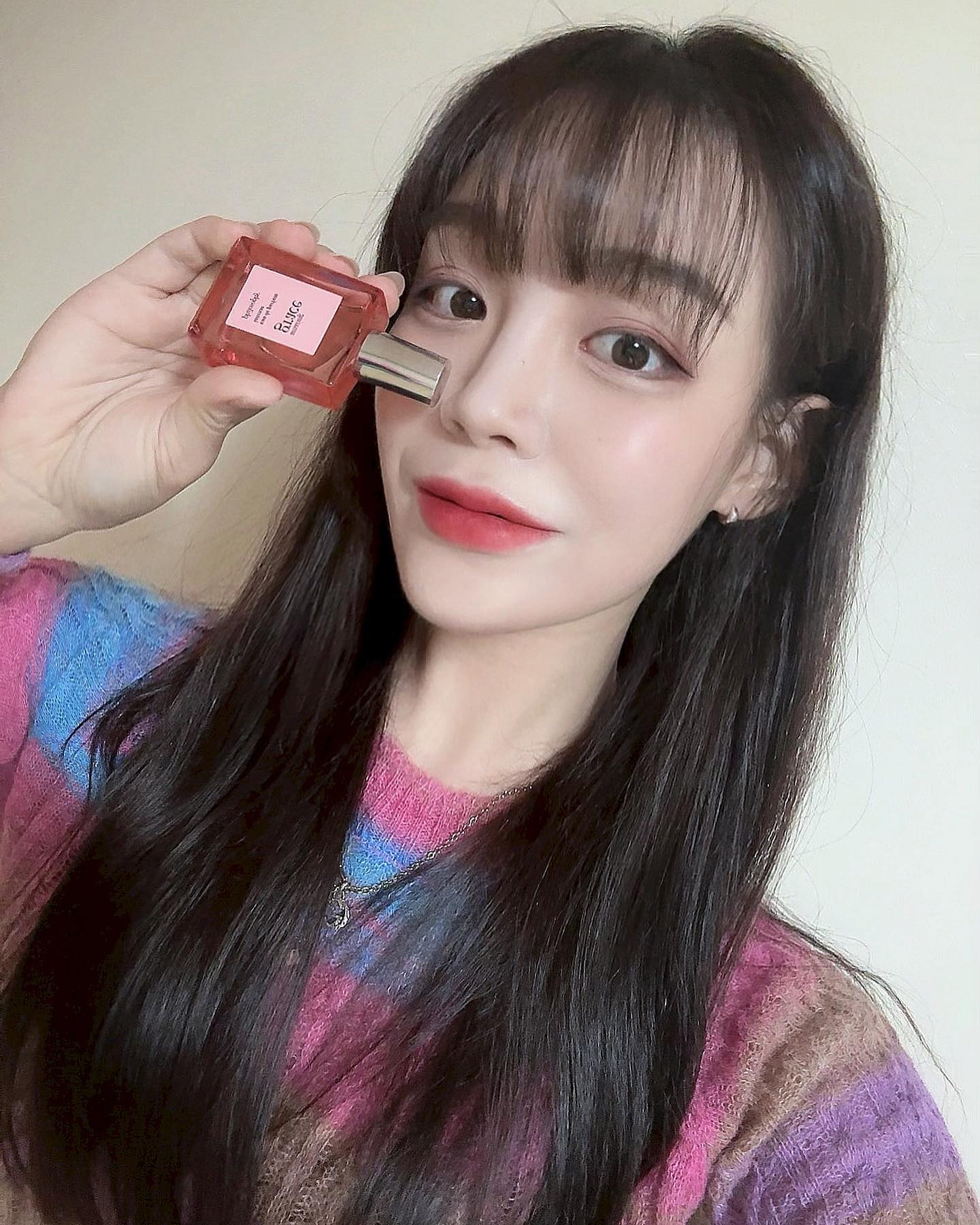#협찬 🧚🏻‍♀️필로소피 어메이징그레이스 인텐스🧚🏻‍♀️✨

필로소피의 어메이징 그레이스 향수는 많은 분들이 알고 있는 향수죠?!
저도 전에 발레로즈향을 즐겨썼었는데 이번에 인텐스 향이 새로 출시된걸 알았어요🥰

15미리는 립스틱 정도의 크기인데 가방안에 쏙 넣고 다니기 좋아요 ! 작지만 그럼에도 한번뿌리면 잔향도 엄청 오래가서 다들 향 좋다고 칭찬 하더라구요 >__< 

어메이징그레이스 인텐스는 흔하지 않은 과일? 꽃? 향이 아주 상큼하게 납니당!!!
옷도 같이 상큼하게 입어줘야 할것 같아요 헤헤

✨필로소피 향수는 실제로 미국 판매 NO.1 향수래요!!39초에 한 병씩 판매 되는 인기브랜드랍니다🤭🙊

✨같은 라인의 바디제품도 함께 출시 되었대요!!
저는 바디로션도 소장할것 같숩니당 ㅎㅎㅎㅎ 푸릇한듯 무게감 있는 상큼한 향이라 기분이 정말 좋아지거든요!! 

네이버 필로소피몰에서 만나볼 수 있답니다!!❤️‍🔥🩵 hyerihyelhyeri laurensunny_marche 

#협찬문의#협찬디엠#인플루언서#dm#다이렉트문의#뷰티#필로소피 #필로소피향수 #어메이징그레이스 #오드퍼퓸 #살냄새향수 #향수추천 #올리브영향수추천 #어메이징그레이스인텐스 #얼루어 lovephilosophykr