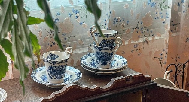 좋아하는 것을 오마주 해서 만든 저의 공간은
좋아하던 영화, 동화책 어딘가에서 사랑스럽다 느낀 구석들이에요.

사람은 저마다 달라서 느끼는 바도 다르겠지만
비슷한 취향 한 명 찾아서 만든 제 공간에서 누군가는 행복했으면 좋겠어요.
🌱
#느릿느릿흘러가는곳 #빈티지소품샵 #행궁동오마주