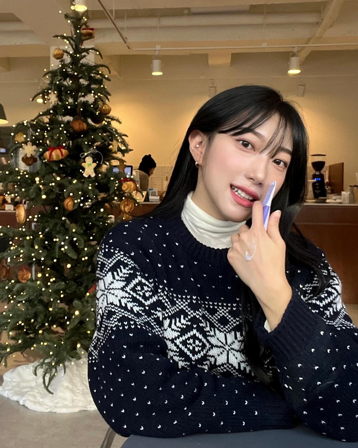 #gift #협찬 
[이즈앤트리 어니언 겔크림, 토너패드] 

칼바람 부는 겨울마다 속건조로 고생했는데 일주일동안 어니언 라인 2종 쓰고서 진짜 피부 좋아진거 몸소 경험 🥹🫶🏻

겔크림 자기 전에 듬뿍 얹고 자면 마스크팩마냥 아침에 맨돌맨돌한 피부 만날 수 이따고여 (｡・‧̫・｡).*＊♡
그리구 트러블 흔적에도, 울긋불긋한 피부톤을 가진 사람한테도 좋은 유수분 밸런스 크림 ❄️🤍 

지금 올리브영에서 할인하고 있으니 품절되기 전에 달려가기 🏃🏻‍♀️
✔️올리브영에서 11월 30일 ~ 12월 6일까지 겔크림 기획세트 약 40%, 토너패드 기획세트 34% 로 최저할인가로 구매가능 합니다 -! 

#이즈앤트리 #수분크림추천 #토너패드추천 #어니언겔크림 #어니언토너패드 #올리브영추천 #진정패드 #모공패드 #색소침착