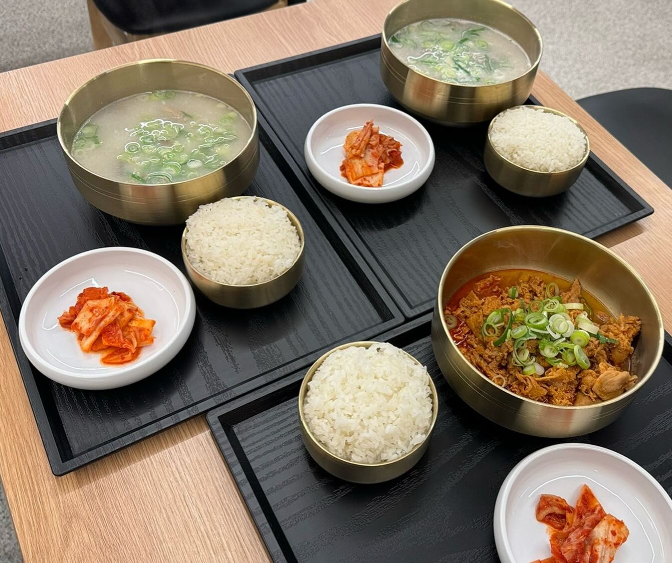 이래도 되나 싶을정도의 가격..👏👏
설렁탕 한그릇 6,500원 실화인가요?♥️
첨마음설렁탕집은 설렁탕과 제육볶음,소불고기
이렇개 3가지 매뉴만 판매하는데, 7천원 넘어가는매뉴가 없어요.. !
 ㄹㅇ신세계 ㅋㅋㅋ심지어 안에 고기양도 가득하답니다 
파주에는 안생기나요..? 요즘같은 고물가시대애 
국밥이 6천원대 클라쓰🥹!!!