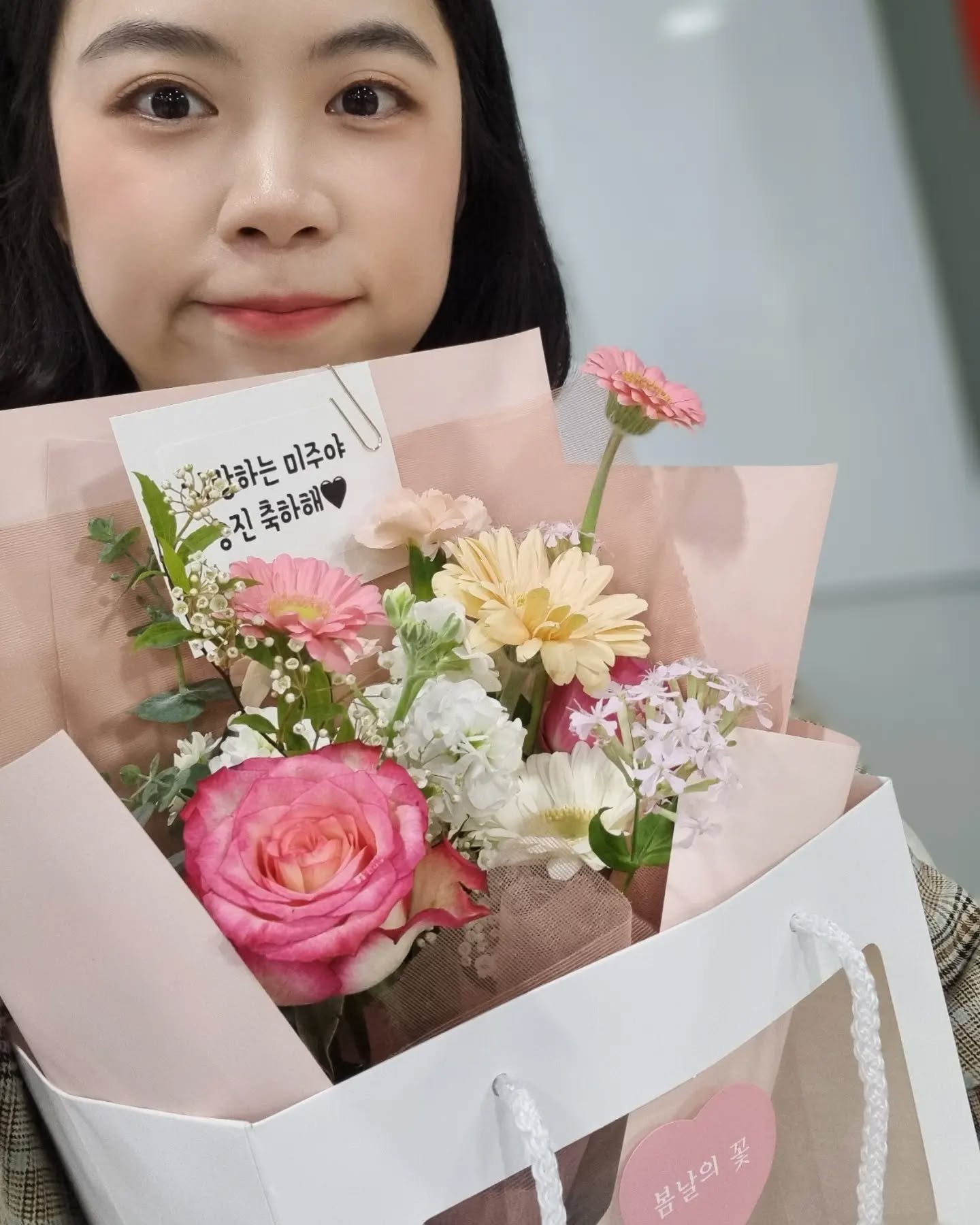 오랜만에 소식 공유 💘 🐣 레벨업! 🐥 

인스타일기장 너무 오래 쉬었네요 🧚🏻‍♀️ (요즘은 뭐하고 사냐, 사진찍는거 좋아하는데 사진 안찍냐, 뷰티 인플루언서 놀이 안하는가?, 자격증 공부 안하냐? 등등 다양한(?) DM 받았었는데 앞으로 자주 올게요 ㅋㅋ) 

👉 저는 잘 지냅니당~ 시간 많으니 궁금하면 밥 한끼해요 🍚 맛난걸루 >_< (진심) 다덜 건행 ~

#20240513