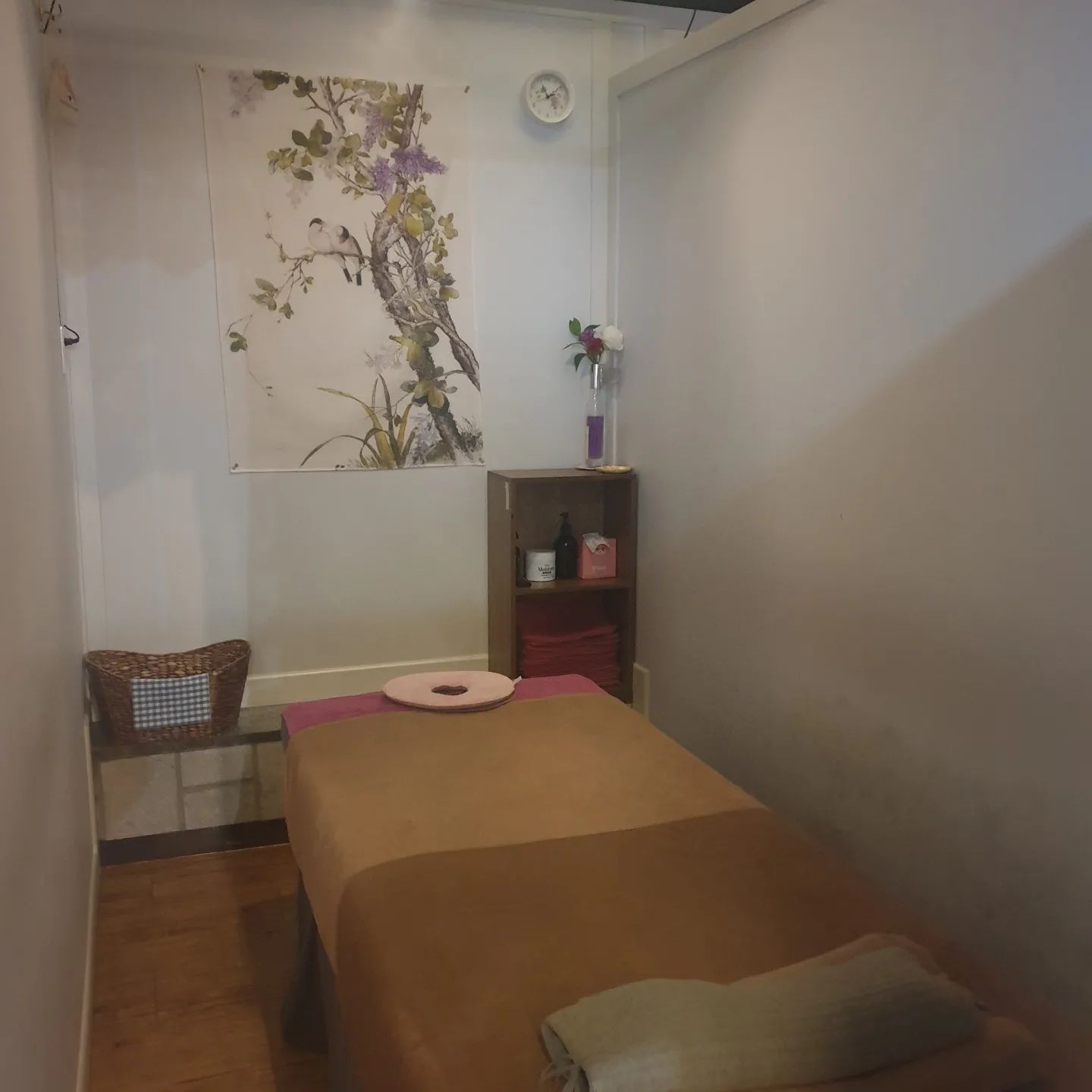 연차인 오늘
묵은 피로를 말끔히 제거하기 위해서
#하루락꾸
다녀왔어요

성신여대 입구역 마사지하면
하루락꾸죠
5년전이나 지금이나 한결같네요
오랜 기간 사랑받을 수 있었던 비결
한결같이 시원한 마사지랄까

커플데이트코스로도 유명한 이곳
올겨울 따스한 마사지 선물 어떠세요

포근하고 아늑한 공간에서
전혀 아프지 않으면서 시원시원하게
풀어가는 건식 마사지!

다음엔 오일마사지를 받아봐야겠어요
여기 오일마사지도 그르케 맛집이라며...

덕분에 우루사 한마리 제대로 떨구고 갑니다:)

#협찬 #하루락꾸 #전신관리 #성신여대커플마사지 #돈암동마사지 #성북구발마사지 #레전드손맛