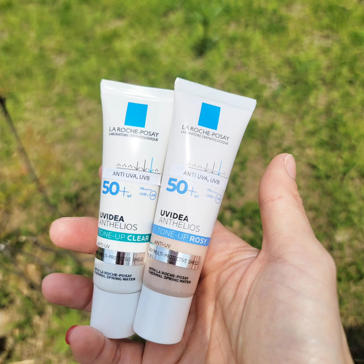 #협찬

라로슈포제 선크림
유비데아 톤업 클리어 30ml
유비데아 톤업 로지 30ml

초미세먼지와 자외선을 2중차단해주는
피부는 보송하게 톤업되는 선크림인, 바로
유비데아 클리어와 로지'◡'

🩸유비데아 클리어
민감성 적합 테스트 완료 
파라벤 무첨가 제품으로
자외선 차단 지수 SPF 50+/ PA++++
UVA, UVB 모두 강력 차단해줍니다.
번들거림도 없고 피부가 쭉 보송보송한 느낌이에요.

99% 공기로 이루어진 에어리슘TM은 
매쉬망처럼 생겨서 번들거림을 꽉 잡아줘요.
피부결이 고르고 보송하게 연출된답니다.
자연스러운 톤업과 끈적임이 없어
남녀노소 부담없이 사용하기 좋아요.

🩸유비데아 로지
수분감은 채우고, 피부는 밝고 화사하게 톤업!
민감성 적합 테스트 완료, 파라벤 무첨가 제품에
자외선 차단 지수 SPF 50+/ PA++++/UVA,
UVB 모두 강력 차단이 가능한 선크림

부드럽게 발리면서 촉촉하고 끈적임 없어요.
가볍게 톤업된 피부표현가능한 선크림이에요.

🔅5/28~5/31 오직 올리브영에서만
유비데아 톤업 클리어 기획세트를 
20% 할인된 가격으로 구매가능합니다.
(36,000원 >> 28,800원)
✔️기획세트 구성: (에빠 폼15ml + 에빠 듀오+M 3ml)

#라로슈포제 #유비데아 #초미세먼지차단톤업선크림 #순한선크림 #민감피부선크림 #모공커버 #보송밀착 #남자선크림 #라로슈포제선크림 #선크림추천 #메이크업베이스 #미세먼지차단선크림 #유비데아톤업클리어