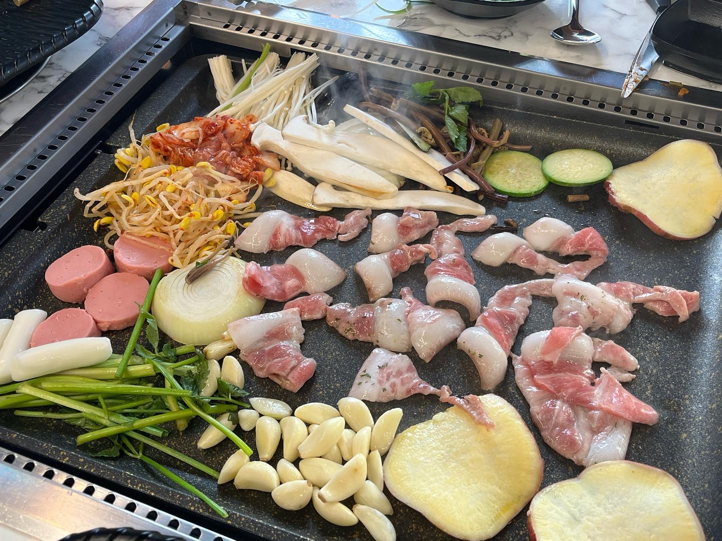 🏷 대패맛집 유성상륙! 꽃잎대패반석점

📍 대전 유성구 반석서로19번길 11층 1층
📍 매일 11:00~24:00

요즘 대패삼겹살 맛집하면 #꽃잎대패 라고하던데
우리동네에 이렇게 떡하니 생겨버리면 가봐야죠?!
오픈부터 저녁이면 웨이팅을 해야될 정도로 찐맛집이라는거
가성비가 좋은게 대패삼겹살도 저렴하고 종류도 엄청
다양한 셀프바까지 있어서 진짜 맘껏 먹을 수 있었습니다.
사장님도 너무 친절하시고 무엇보다 가게가 너무나도
깨끗하고 관리가 잘 되있어서 먹고나와서도 기분 좋았어요.
대패 종류도 엄청 많아서 골라먹는 재미가 있어요!
삼겹, 우삼겹 등등 취향껏 드셔보세요.
아기의자도 비치되어 있고 자리도 넓어서 가족외식으로도 최고!
반석에서 대패맛집 찾으신다면 여기입니다!

#대전맛집 #꽃잎대패반석점 #지족동맛집 #지족동회식장소 #반삭동맛집 #반석동삼겹살 #반석동회식장소 #미블협찬 #오지기 #지기크루