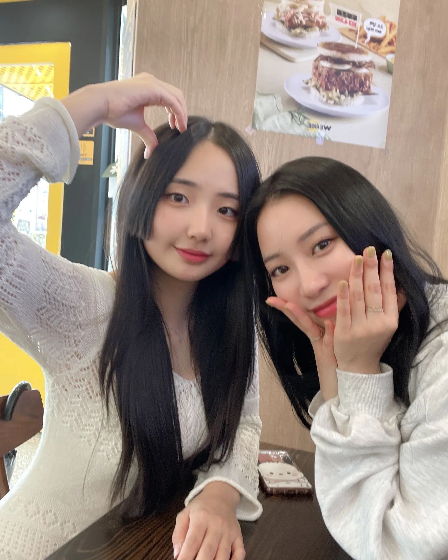 #협찬
[위라이스 성신여대점]

한국인은 밥심이죠! we rice라는 이름대로 우리쌀로 만든 진정 한국적인 버거에요 전에 없던 새로운 밥버거의 탄생입니당
햄버거보다 몸에 좋으니 아이들도 안심하고 먹을 수 있는 건강한 밥버거에요!
매장이 넓어서 안에서 먹어도 되고 간편하니까 테이크아웃으로 먹어도 좋을것 같아요
세트구성이 다양해서 원하는 구성으로 알차고 가성비 넘치게 즐길 수 있어요! 저는 규리언니와 찜작가님과 함께 방문했는데요 스팸타마고, 불고기, 시그니쳐치킨버거를 먹었어요! 세트로 해서 오지치즈 포테이토, 수제 양배추 샐러드, 치즈 꽈배기까지 먹어봤는데 사이드도 다 너무 맛있어요

#광고 #위라이스밥버거 #위라이스성신여대점 #위라이스버거
