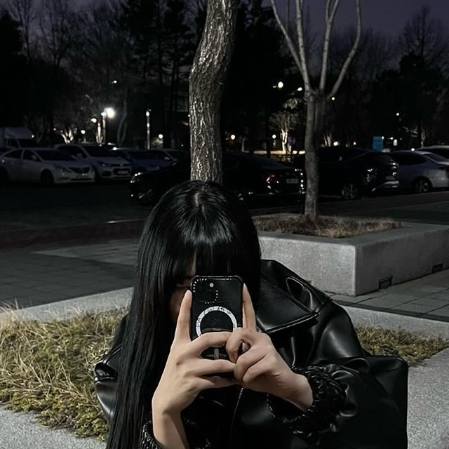 유수빈 on Instagram: "보통 레더 질감보다 소프트한 터치감으로 느낄 수 있는 편안한 착용감과 부담없이 가볍게 걸치기 좋은 캐주얼한 무드 ‘[스탠다드에러] 비건 레더 스탠다드 블루종 레더