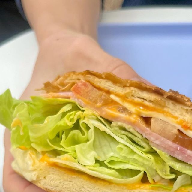 윤가현 on Instagram: "#광고 신논현 샌드위치 맛집 #로드샌드위치 역 근처라 접근성 좋고, 혼밥하기도 좋은 분위기였슴☺️ 페스츄리랑 먹물트러플잠봉뵈르 먹었는데 트러플이 완