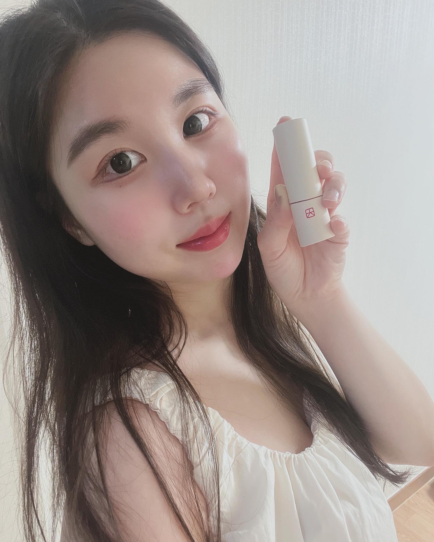 #협찬 #제품제공 

talithakoum_official 🤍

Balm in Stick 

#Balmtik 은 립밤의 보습력과 립스틱의 발색을 한 번에 담은 고보습 비건 컬러 립밤이에요❤️
 
탈리다쿰 베스트 제품인 [립큐어 밤]을 그대로 담아 투명 립밤을 따로 바르지 않아도 최상의 립 컨디션을 만들어줘요!

스틱 중앙에 꽃잎 모양으로 립큐어 밤이 쏙! 있는데
중앙에 립큐어 밤은 영양이 가득해 립 마스크 역할과 함께 입술 각질 개선과 민감 입술 진정 효과까지 있어요❤️

24시간 수분 지속, 물빛 컬러, 탄력&볼륨 증가 효과까지 있는 컬러밤! 컬러 소개 해드릴게요🫶 -ENERGETIC (Mute Tone)
베이지 코랄이라 톤구애 없고 계절감 없이 사용하기 좋은 색상이에요~  -ROSE ROMANTIC (Warm Tone)
봄&가을웜 분들이 쓰기 넘 좋은 웜모브 컬러에요~  -CRANBERRY ME (Cool Tone)
고채도 쿨 레드컬러라 여름&겨울 쿨톤 추천해요~

저는 크랜베리미 컬러가 넘 맘에 들어서 제 픽이에요 히히❤️
 입술에 촉촉하게 녹아들고 덧발라도 뭉치거나 텁텁해지지 않는 발색력, 수분을 머금은 듯 탱글한 입술을 연출해주고, 
보습 각질 탄력 볼륨 케어 테스트 까지 완료했고 
저자극 테스트까지 완료해서 민감 피부도 사용하기
안심이에요😍

촉촉하고 이쁜 립을 위해 탈리다쿰 립큐어밤틱 추천해요✨

#광고 #탈리다쿰 #립큐어밤틱 #컬러립밤 #탈리다쿰립밤 #하얀민들레립밤 #비건컬러립밤 #Balmtik #꽃찬보습 #꽃찬보습립밤
#모델 #코덕 #프리랜서 #뷰티