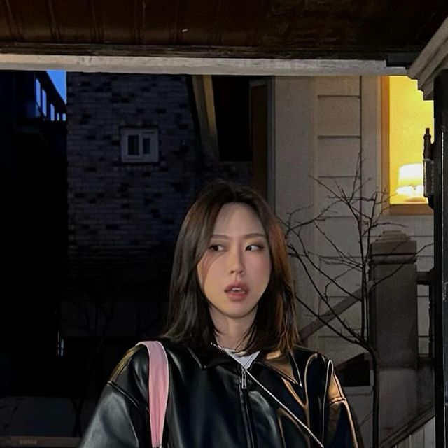  rina on Instagram: "#광고 이렇게 부드럽고 가벼운 레더 자켓은 넘 사랑이쥬🩶
베이직한 디자인이지만 일부 포인트 디테일로 여러 스타일링이 가능할 것 같아요:)

날 풀리면 미디 스커트랑 입오야지🩶"