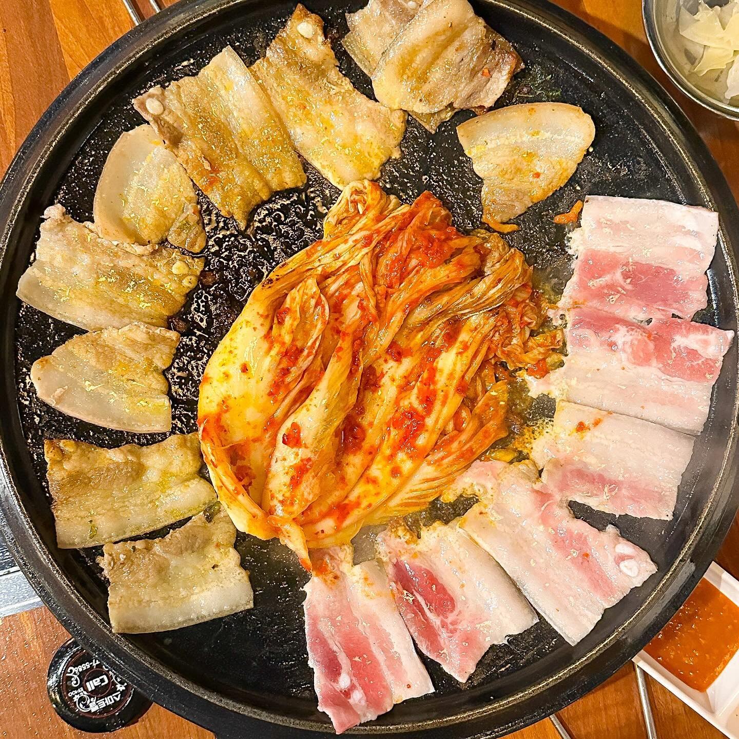 🐷[#노형돈뚜껑] - 2030세대에 인기많은 고깃집 비결 3가지 

1️⃣ 힙한 분위기 
처음에 들어갔을땐 힙한 펍인가? 라는 생각이 들정도로 분위기 있게 잘 꾸며놓은 곳이에요 

2️⃣ 굽는 재미가 있는 솥뚜껑 불판
솥뚜껑을 뒤집어서 고기 기름에 잘 익은 김치,야채,바질까지..! 촤아악 구워 먹는 재미가 있어요

3️⃣ 5~60명 수용가능한 단체석 완비 
전면 개방되는 통창구조로 속이 뻥 뜷릴뿐 아니라 공간이 넓어서 단체 예약에 딱인 곳이에요 

💲메뉴 및 가격:
-업블랑냉삼 : 9,900원 
-한라산하이볼 : 5,000원 

📍위치:
제주 제주시 노형10길 10 1층

⏰영업시간:
매일 11:30 - 23:00

☎️예약 및 문의:
0507-1496-1004

▶️ SNS채널 
pork.jeju

#제주여행 #제주맛집 #제주단체석 #제주카페 #제주가볼만한곳 #제주냉삼 #제주고깃집 #노형동맛집 #솥뚜껑삼겹살 #단체예약 #제주단체석 #제주여행코스 #제주데이트 #2030
#먹스타그램 #여행스타그램 #푸블리민수_제주