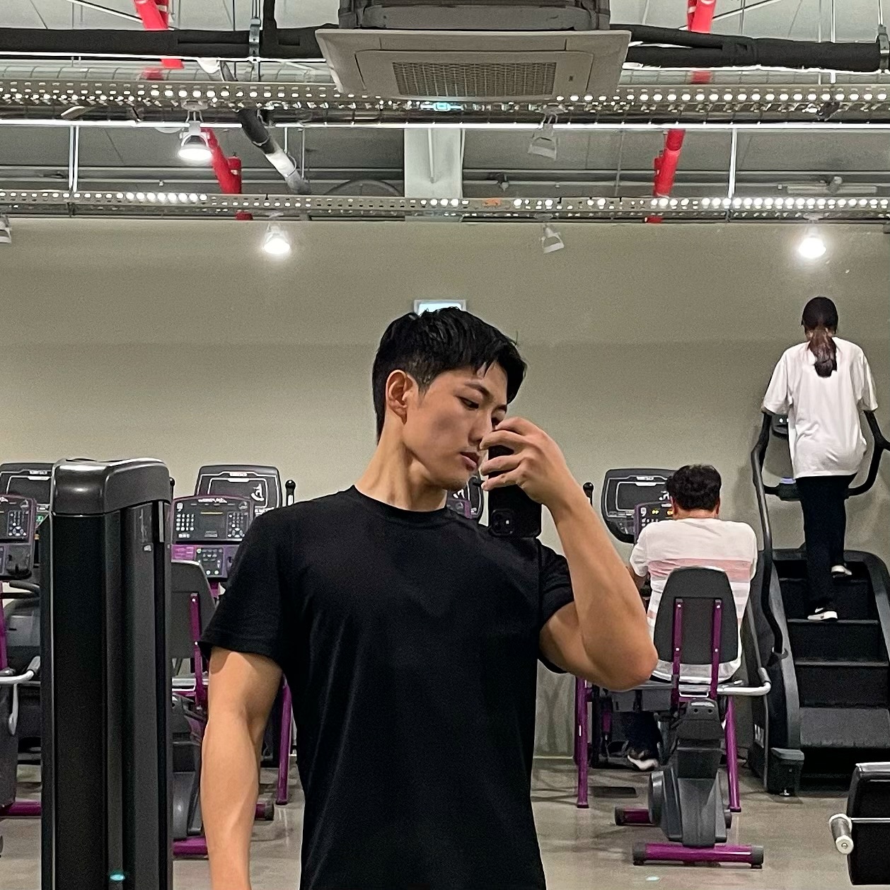 gem의 대회일지 116일차📝

#pushday 
중량을 다뤄야 하는 한 주가 시작 됐는데
운동 강도는 여전히 나오질 않는다

가슴운동 2종목
어깨 2종목
유산소로 끝

몸에 염증수치는 점점 높아져 가는 느낌이고
(왼쪽만) 목부터 시작해 어깨 팔꿈치 허리 무릎까지
제대로 작동하는 곳이 하나도 없는것같다

내 열정과 정신으로는 망가진 몸이 버텨주기 힘든걸까

주말에 선생님이 알려준 병원에 가서 검사를 받아보고
진지하게 대회준비를 계속 해도 되는지 물어보기로 했다

생각했던 날보다 더 늦추고 싶진 않지만 
대화준비가 가능하다면 조금의 휴식기를 가지고
6월말까지는 미룰 생각이고
그것마저 안된다면 이성적으로 남은 내 인생을 위해
과감히 포기까지 생각해야갰지

제발 내 서른살의 첫 도전이 아쉽게 끝나지 않기를🙏

#오운완 #스포츠모델 #대회준비 #116일차
#헬스 #헬스타그램 #운동하는남자 #운동하는여자
#운동하는직장인 #운동소통 #운동기록 #운스타그램
#바디체크 #다이어트 #동기부여