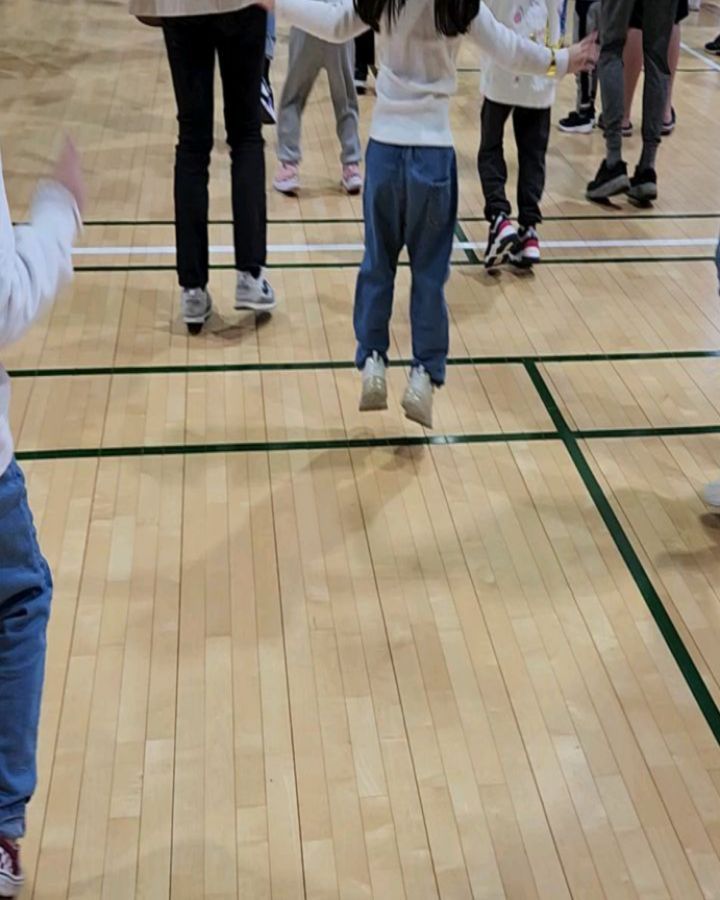 자연사랑 가족사랑 체육대회 👨‍👩‍👧‍👦
큰 기대없이 참여 했는데
정말 즐거운 시간이었다
라윤이 달리기도 일등하고 계주에서는 바톤도 안들고 뛰었다는 ㅎㅎ 😅😂 
줄다리기 달리기 계주 공던지기 등등
나의 어릴적 운동회의 기억이 소환 되었다는 .. 😊 이런 즐거운 시간을 보낼수있게 준비해주신 원장님 선생님들께 깊은 감사를 ~~ 
.
.
.
#자연사랑어린이집 #체육대회 
#줄다리기 #계주 #달리기 
#달리기1등 #어린이집행사 
#딸그램 #남매 #맘