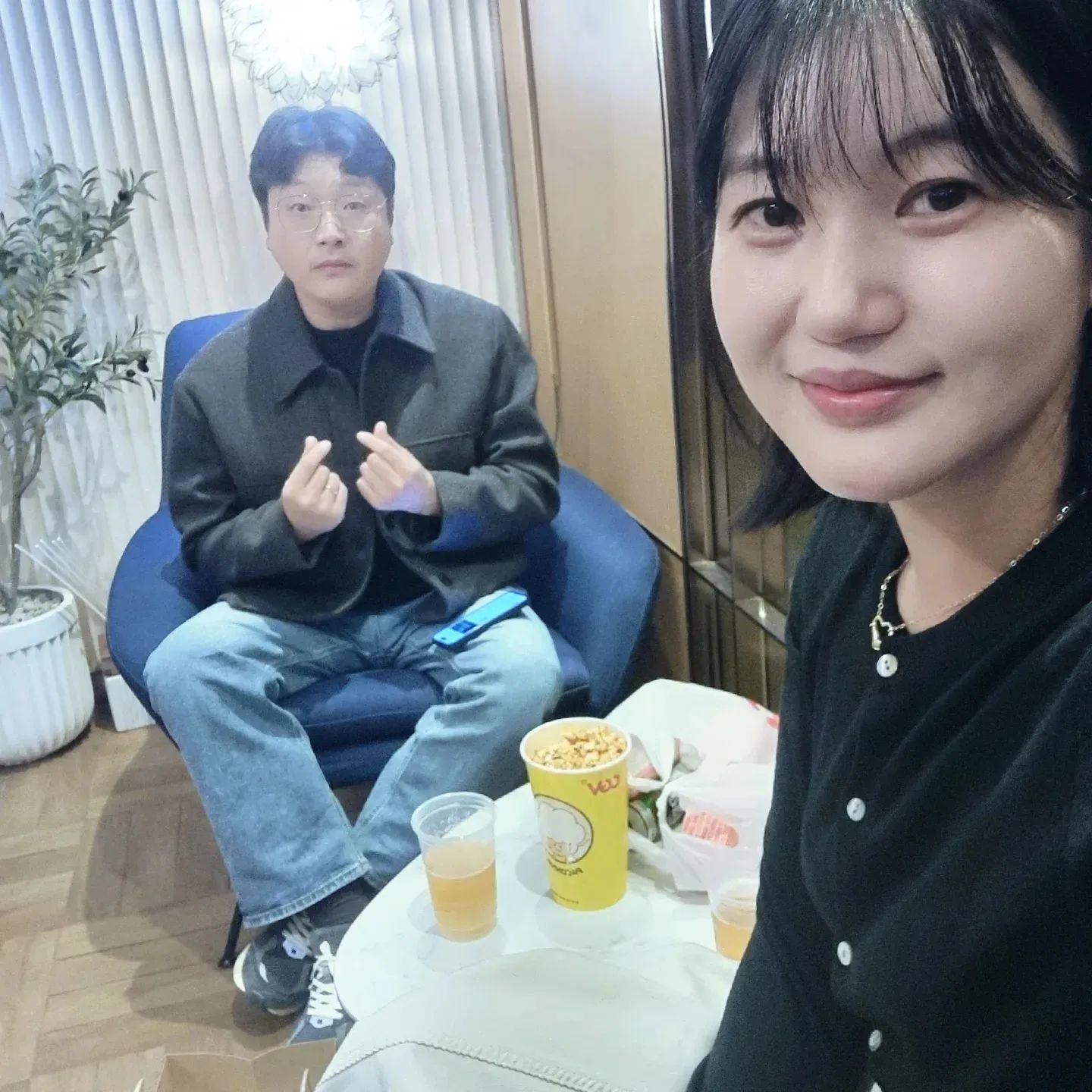 #영화관데이트 

마지막 영화관에서 본 영화가 다만악에서구하소서 였는데
결혼하고 출산하고 3년만에 온 영화관!!

요즘엔 노크해야 팝콘이랑 음료 받을 수 있는 거 
나만 몰랐????????????????
너무 재밌어서 주문을 몇번이나 했는지😜

몇년만에 나온 홍대에서 우연하게 들어간 
클래식 bar 칵테일 한잔에 기분도 업!!

여유로운 데이트는 아니였지만 아기 없이 둘이서 
오랜만에 밤 나들이에 
사랑이 샘솟는 마법이 펼쳐진 하루😘

피곤해도 기분 맞춰 준 남편이 최고👍

#서울의밤 #황정민 #정우성 #역시👍 #믿고보는배우 #영화추천 #cgv연남 #suitecinema #프라이빗박스 #스위트시네마 #영화관라운지 #3년차부부 #신혼부부 #부부일상 #부부데이트 #평일일상 #럽스타그램 #남편최고 #사랑해💕