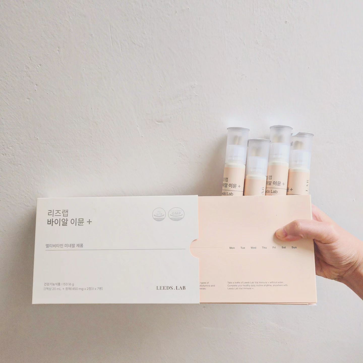 ㅡ
이민정비타민으로 유명해진 바로 그것!!
이뮨 비타민 추천 + 리즈랩 바이알
이뮨 플러스 ~~😄😄
국내 최초, 최다 22 종 영양소 함유 !!! 기존 19 종 영양소보다 비타민 B2, 비타민 B12, 마그네슘 이렇게 3 가지 영양소가 더 함유 되어 총 22 종 영양소 함유로 업그레이드 되었다능~~🤓🤓
영양소는 더 함유되었지만 정제크기는 커지지 않고 그대로라고 하니
먹는데 부담도 안가자낭!!😁😁
게다가 무슨 비타민이 이렇게 이뻐? 감각적인 톤온톤의 디자인은 취향저격!
선물용으로도 만점일듯~!🥰
ㆍ
내부 단상자 정면에 섭취한 날을 까먹지 않게 체크 가능한 센스있는 캘린더 디테일까지 완전 퍼펙트🤩🤩
ㆍ
액상비타민이 망고맛인점은
나에겐 최고의 장점이라구😊😊
ㆍ
#협찬 #리즈랩 #리즈랩바이알이뮨플러스 #바이알이뮨플러스 #국내최초 #국내최다 #이민정 #이민정비타민 #골프비타민 #골프필수템 #라운딩필수템 #골프선물 #운동비타민 #올인원비타민 #종합비타민 #비타민추천 #프리미엄비타민 #면역력영양제 #멀티비타민 #멀티비타민추천 #건강기능식품추천 #비타민선물