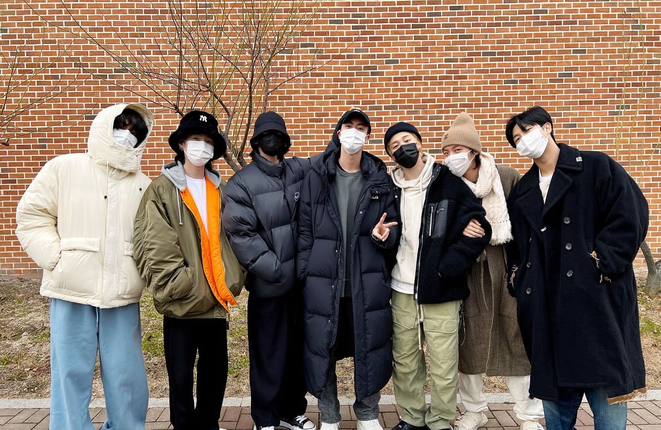 우리 방탄이들 건강만 해서 2025년에 만나
많이 보고싶을거야
그래도 상아미는 ✊🏼 버틴다!
미래에서 만나 기다릴게💕
오라 2025💜