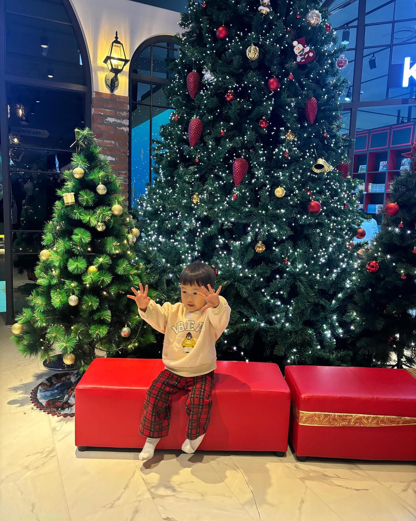 .
슈니 크리스마스 모음🎅🏻❤️

대망의 아빠산타 이벤트는 몰래카메라로
끝나버려서 망..🙃

#너와함께한 #세번째크리스마스