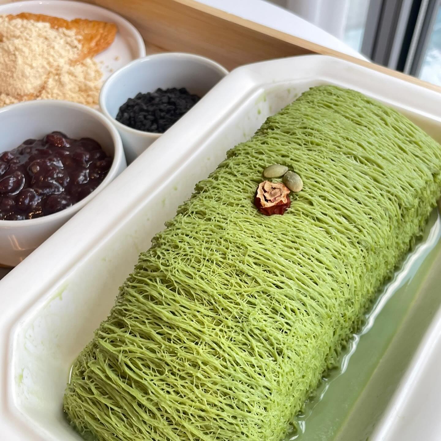 #협찬 [39번째 식탁] 커피소소데일리
: 겹겹이 쌓아 올려 식감이 최고인 실타래빙수🍃

용마산역에 위치한 #커피소소데일리 에 다녀왔습니다.☕️☕️

=menu=
실타래빙수(말차) 14,500 원
================

겨울에도 빙수가 땡기는 건 왜일까요..?

카페 내부가 포근한 느낌이라 이 추운날에도 시원한 빙수를 즐길 수 있었습니다.

겹겹이 쌓아 올려 중간중간 공기층이 있어 딱 먹었을 때 식감이 너무 좋았습니다!!

특히, 따로 두신 팥 토핑이 아주 매력적이었습니다.

수제팥이라 알 하나하나가 굉장히 고소했고 무르지 않아 맛있었습니다.

아주 달지 않아 빙수와 함께 먹기에 좋았습니다.

빙수 양도 굉장히 많아서 4명이서 1인 1음료로 같이 먹기에도 양이 충분할 것 같더라고요!!

동네에 있는 카페라 조용하고 음악도 차분해서 수다 떨기에 적합한 곳이었습니다.

아마.. 아지트가 있다면 이런 곳..? ㅎㅎ

이열치열이라는 말이 있듯이 이추치추 어떠신가요!
===============================
🚘 서울 중랑로 면목로27나길 11 1층
⏰ 월~토 09:30 - 19:30 (L.O 19:00)
일요일 09:30 - 17:00 (L.O 16:30)

#중랑구커피#중랑구카페#중랑구빙수#실타래빙수#커피#면목동빙수#빙수맛집#맛집추천#맛집스타그램#먹스타그램#먹스타#먹스타맞팔#맛집탐방#맛집투어#맛집#먹팔#먹맞팔#먹팔환영#먹팔해요#리뷰노트