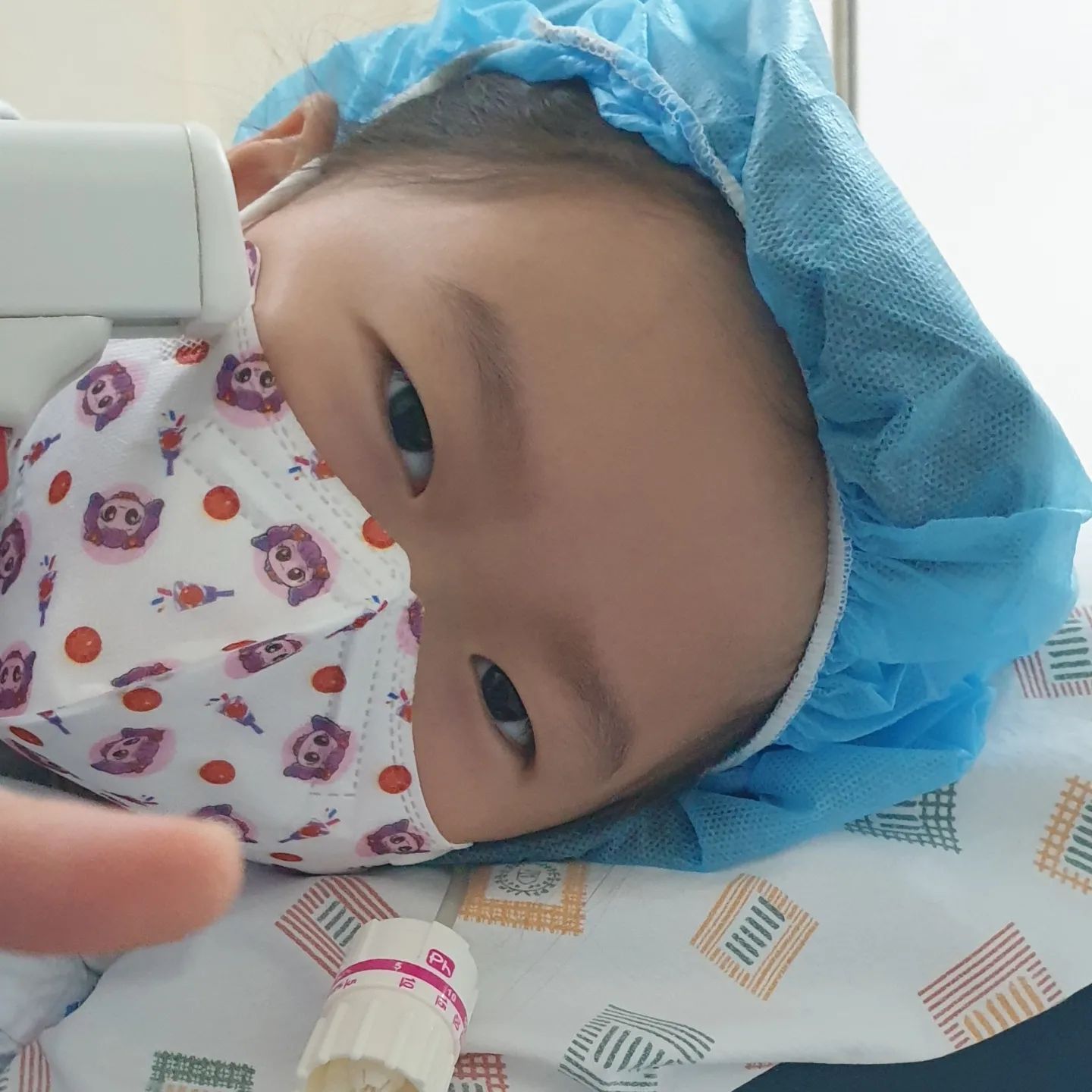 잘다녀와

난 아는거라서 그런가 더 떨리는데 참 해맑은 그녀는
수술대기실에서도 계속 가위바위보를 하고 갔단다...

이노무 과잉치 진짜;; 
링겔을 맞아본적이 많이 없으니 링겔맞을때만 좀 울고
씩씩하게 수술배드에 스스로 넘어가서 눕고
마취도 너무나 잘하네ㅎ
그러면서 버티다가 버티지마라는 말듣고는 바로 잠듬ㅎ

옆에서 기다릴께♡
너덕분에 처음 수술실에 들어가보는구나ㅋ

#8세과잉치 #과잉치발치 #과잉치발치로전신마취라니 #부분마취밖에안봤었는데 #제발쉬운케이스이길 #대학병원과잉치발치 #겁없는딸