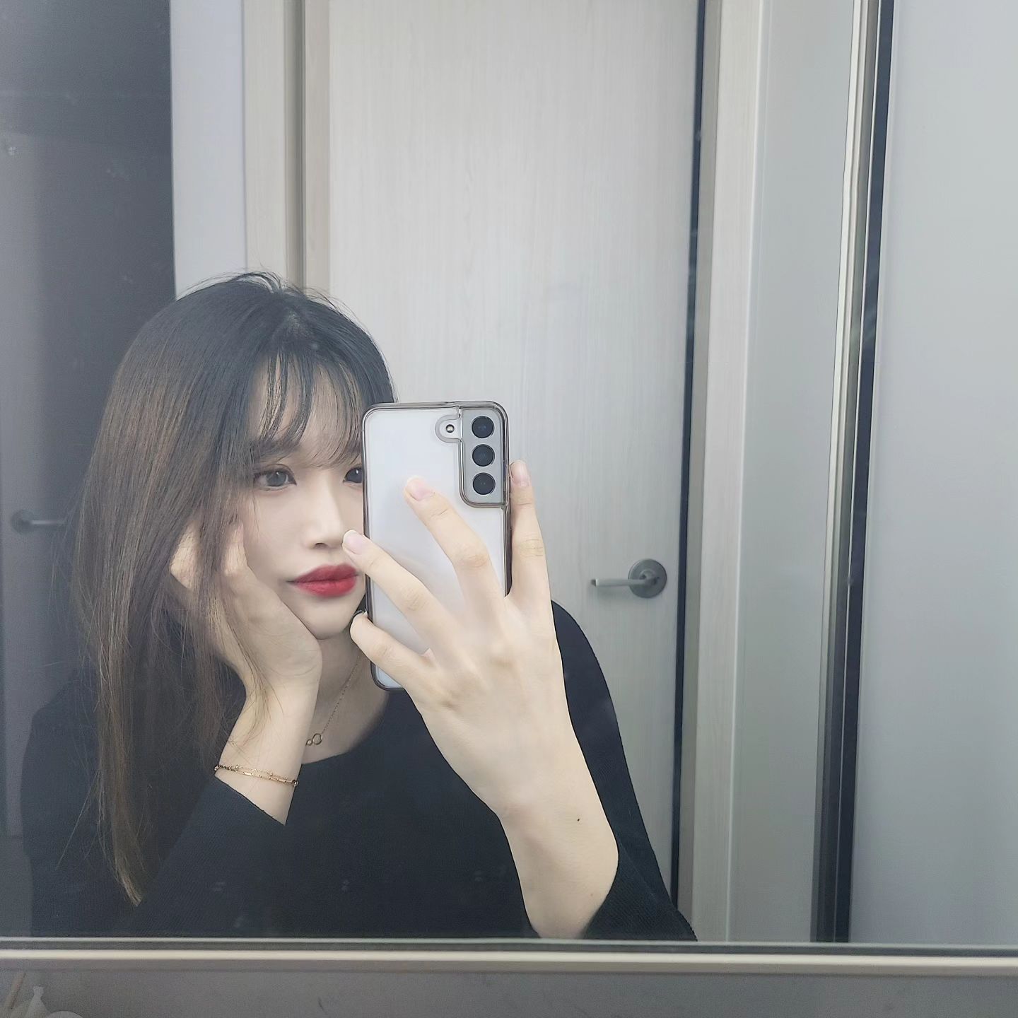 아직은 꾸미는게 좋은 #27주임산부 ...🖤
계절이 봄으로 바뀌고 임부복을 더 살까말까 고민중인데
3달만 버티면 배불뚝이 생활은 끝나기도 하구
이제는 나갈일도 많이 없어서 사자니 아까운거 같구 ㅠㅠ

남편옷이랑 기존에 입었던 원피스로 견뎌볼까도 생각중이에요ㅋㅋㅋㅋㅋㅋㅋㅋㅋㅋㅋ😂

저만 이런 고민 하는거 아니죠 ?